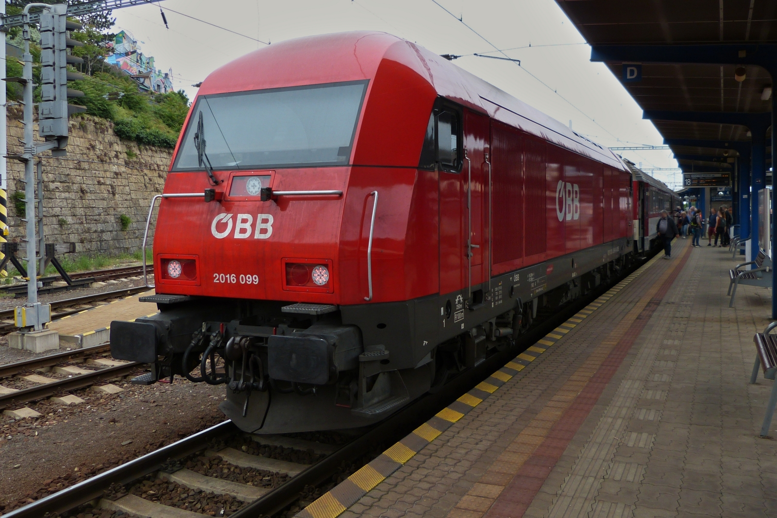 BB LOK 2016 099 hat ihren Zug von Wien in den Bahnhof von Bratislava geschoben und wird in krze den Zug nach Wien zurckziehen. 05.06.2023

