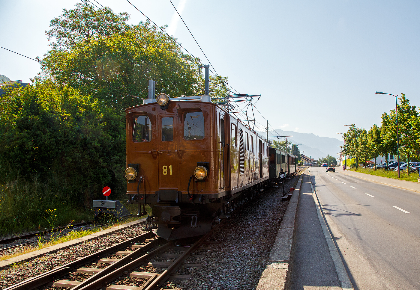 Pfingsten 2023 (Samstag 27. bis Montag 29. Mai 2023) fand bei der Museumsbahn Blonay–Chamby das Schweizer Dampffestival 2023 / Festival suisse de la Vapeur 2023 statt.

Die grandiose ehemalige Berninabahn BB Ge 4/4 81 der Museumsbahn Blonay–Chamby, ex RhB Ge 4/4 181, ex BB Ge 4/4 81, ex BB Ge 6/6 81, erreicht am 27. 05.2023 mit dem ersten Zug des Tages den Bahnhof Blonay. Eigentlich da die Lokomotive ein kleines Gepäckabteil und sechs Achsen besitzt, müsste sie als Triebwagen De 4/6 bzw. Fe 4/6 (ex Fe 6/8) klassifiziert sein, aber die Berninabahn und später die RhB wollten sie als Lokomotive und nicht als Triebwagen klassifizieren.

Die Ge 4/4 81war ursprünglich eine sechsachsige Elektrolokomotive (Ge 6/6) der ehemaligen Berninabahn (BB), welche 1943 in der Rhätischen Bahn (RhB) aufging. Als Einzelstück wurde sie von der Schweizerischen Lokomotivfabrik in Winterthur (SLM) mit elektrischer Ausrüstung von Brown, Boveri & Cie. (BBC) hergestellt und 1916 abgeliefert. Als schmalspurige Elektrolokomotive mit sechs angetriebenen Achsen erhielt sie die Bauartbezeichnung Ge 6/6 und die Betriebsnummer 81, bereits 1929 wurde sie bei der SLM in Winterthur zur BB Ge 4/4 81 umgebaut.