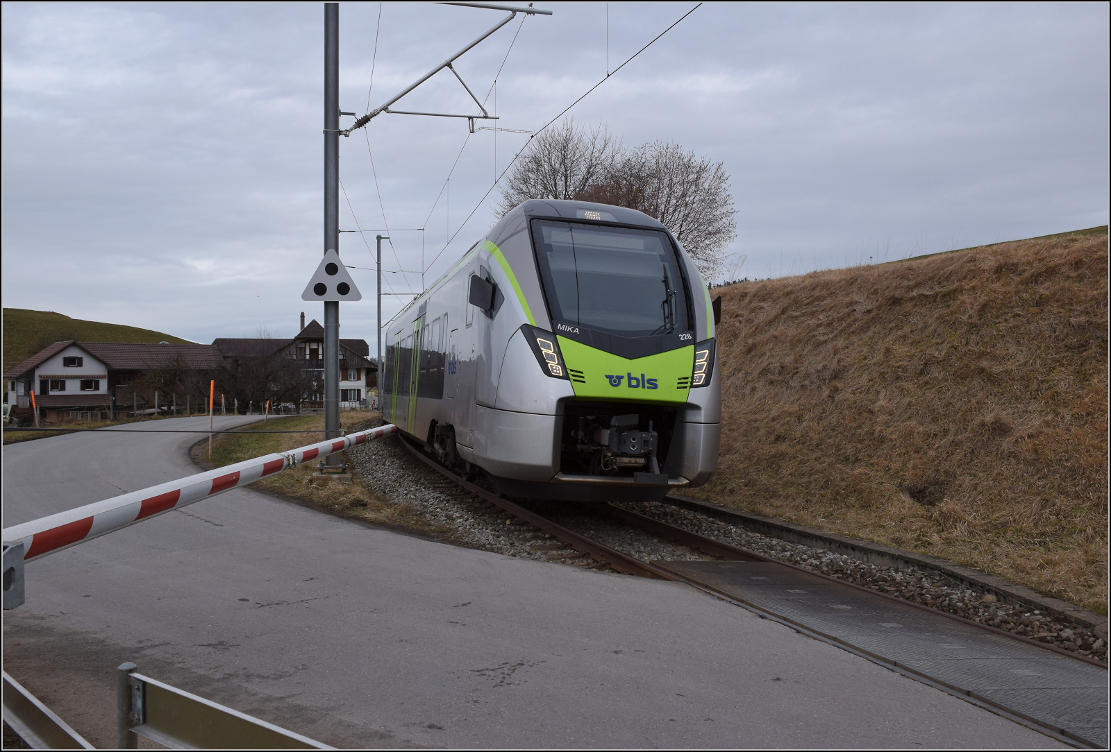 RABe 528 228 erreicht Schwarzenburg. Januar 2026.