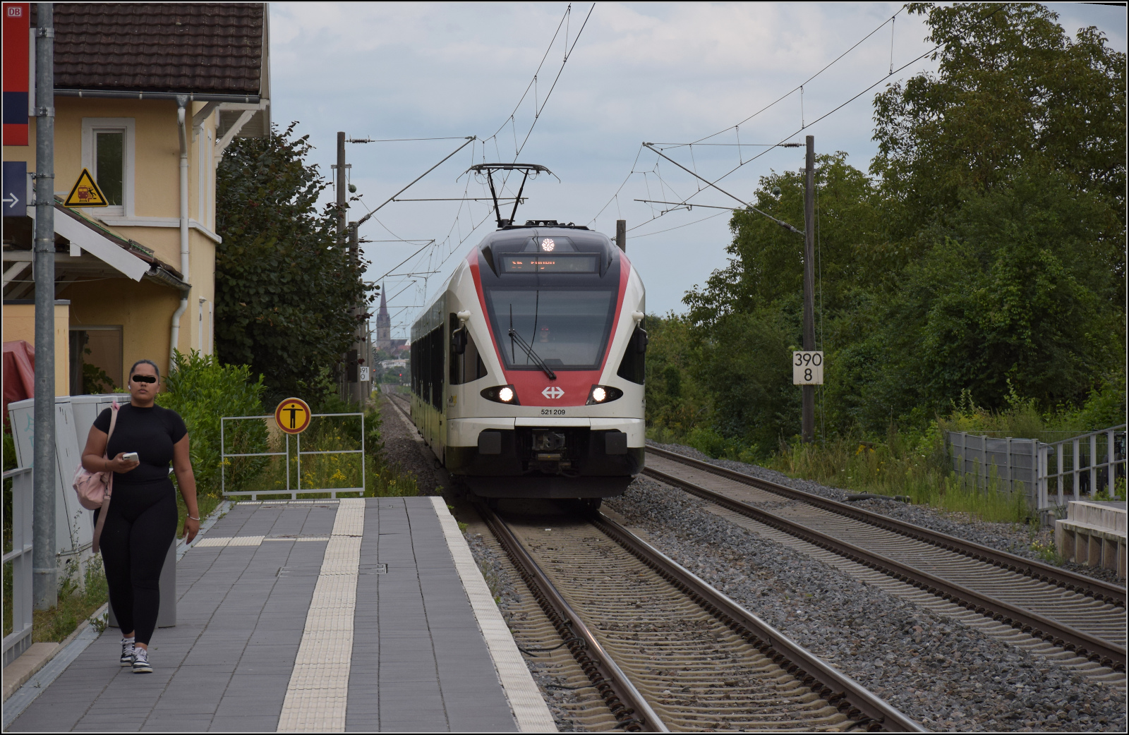 Radexpress Bodensee II.

Die Zugverfolgung ist nun nicht mehr weiter möglich, so bringt mich der Seehas RABe 521 209 mit Umweg über Singen nach Hause. Böhringen, August 2024.