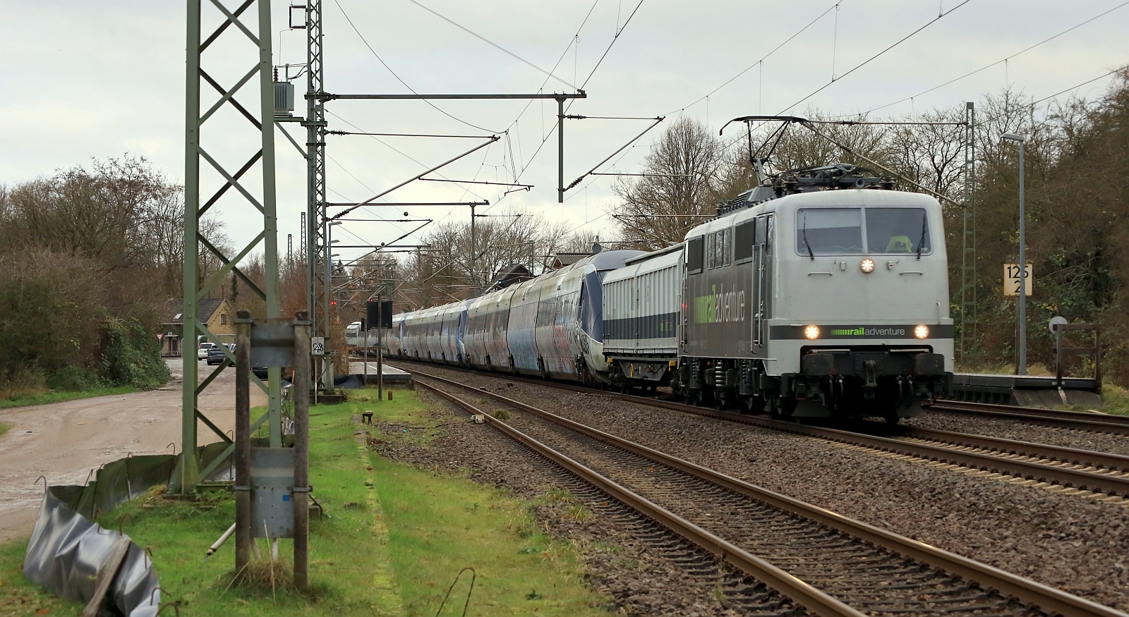 RailAdventure 111 mit 2x Habfis und 2x Slps Begleitwagen, dazwischen die ex DSB IC 4 Triebwagen MG 56/5833, 56/5828 und 56/5858 auf dem Weg nach Rumänien. Owschlag 28.11.2024