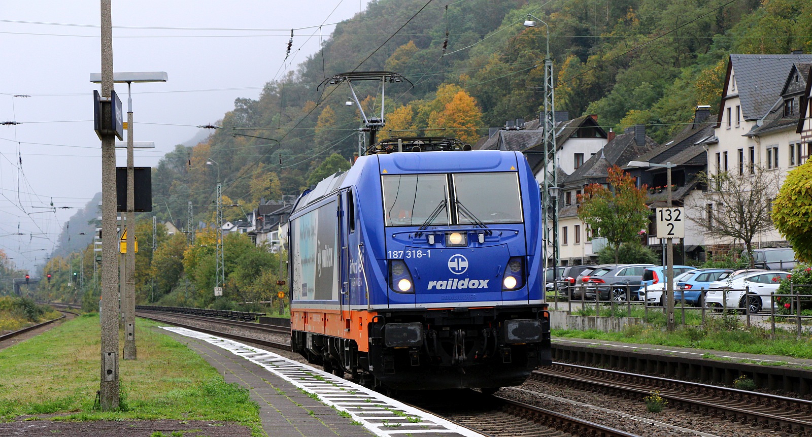 Raildox 187 318-1 auf Solotour Durchfahrt in Oberwesel 25.10.203