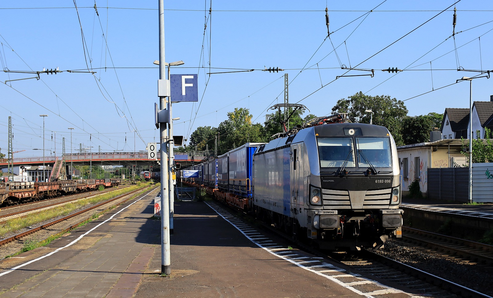 Railpool 193 098-1,REV/MMAL/30.09.22 mit Routier KLV Durchfahrt Andernach 11.09.2023