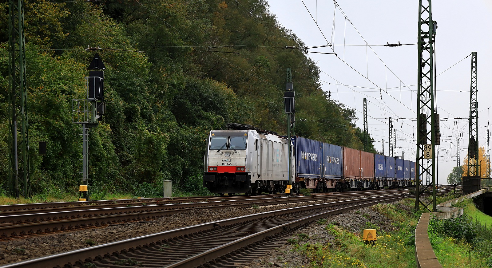 Railpool/Lineas 186 445 mit Containerzug abgestellt am Rosteintunnel ca 2 km vor Kaub. 23.10.2023