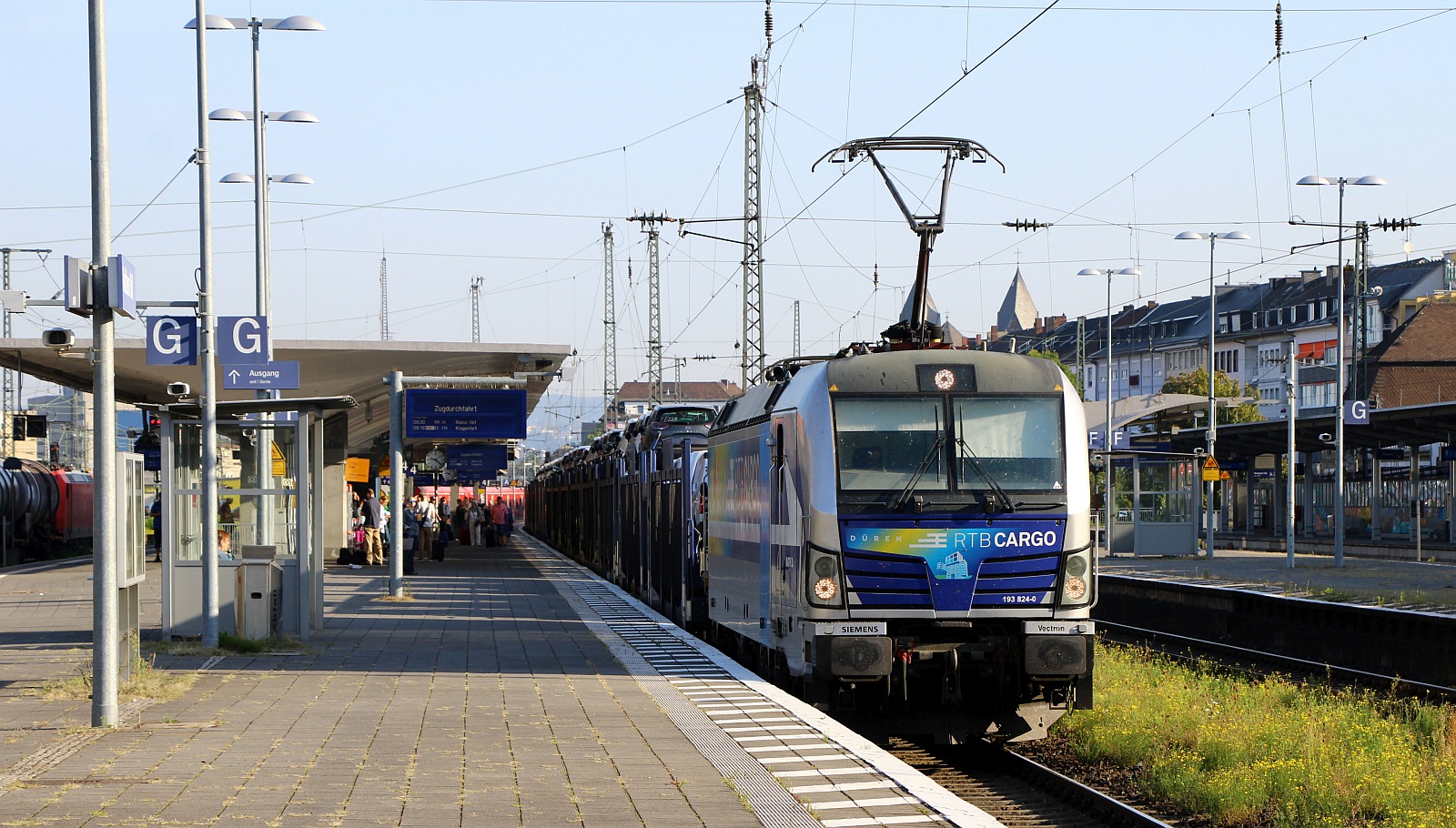 Railpool/RTB Cargo 193 824-0 mit Autotransportzug Durchfahrt Koblenz Hbf. 11.09.2023