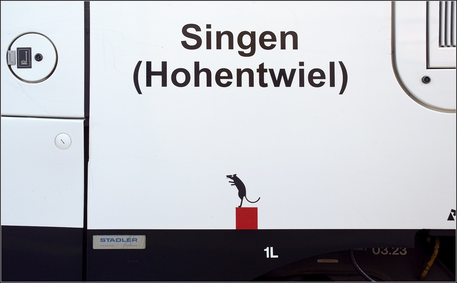 Rats! Da hat sich doch der Seehas RABe 521 008 'Singen Hohentwiel' in seiner jährlich wiederkehrenden Funktion als Osterhas glatt sein eigenes Osterei versteckt...

Gesehen in Konstanz, September 2023.