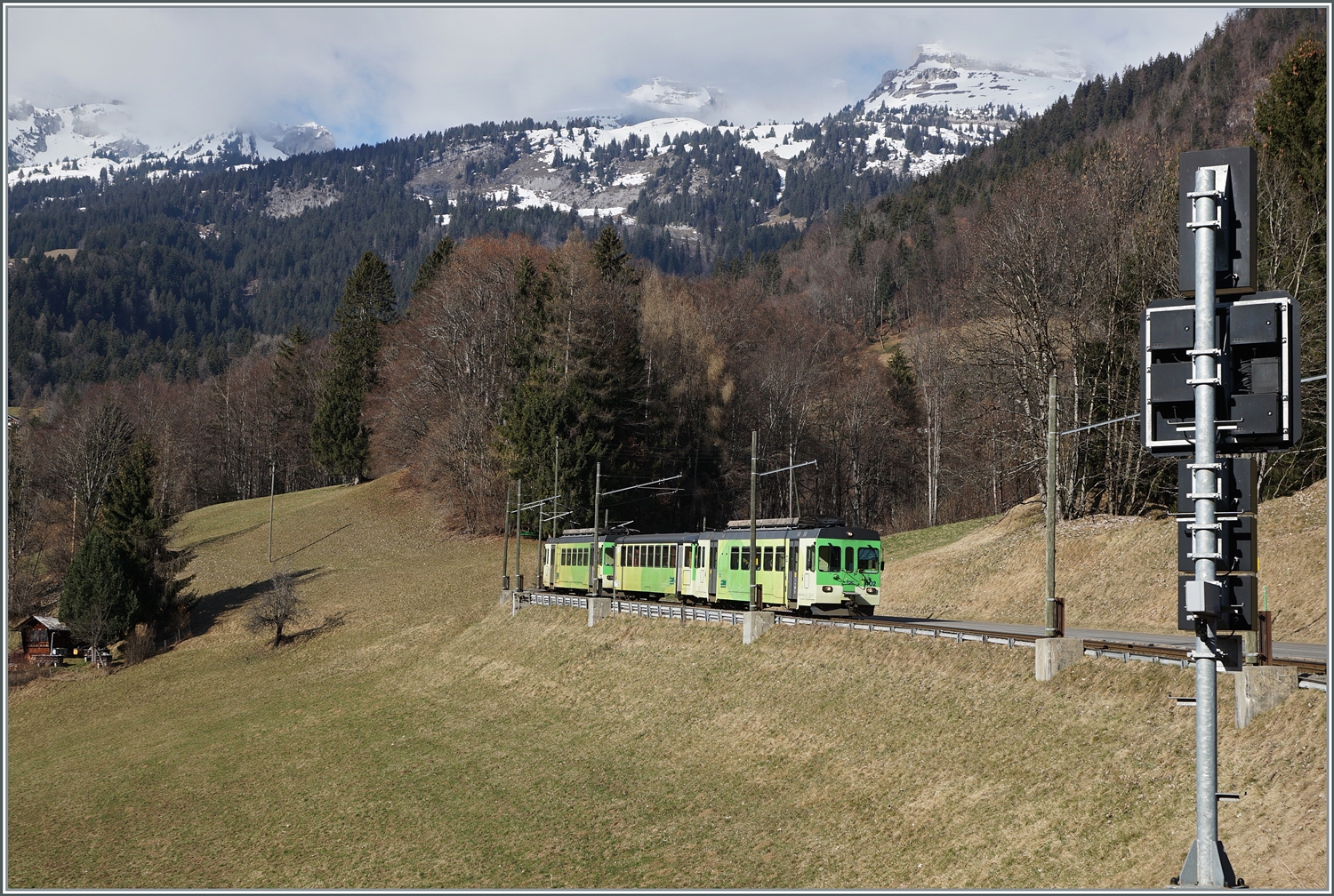 Rechts im Bild das Einfahrsignal von Les Planches und rechts ein ASD Regionalzug R 71 der von Le Sépey kommend Les Planches in Kürze erreichen wird.

17. Feb. 2024