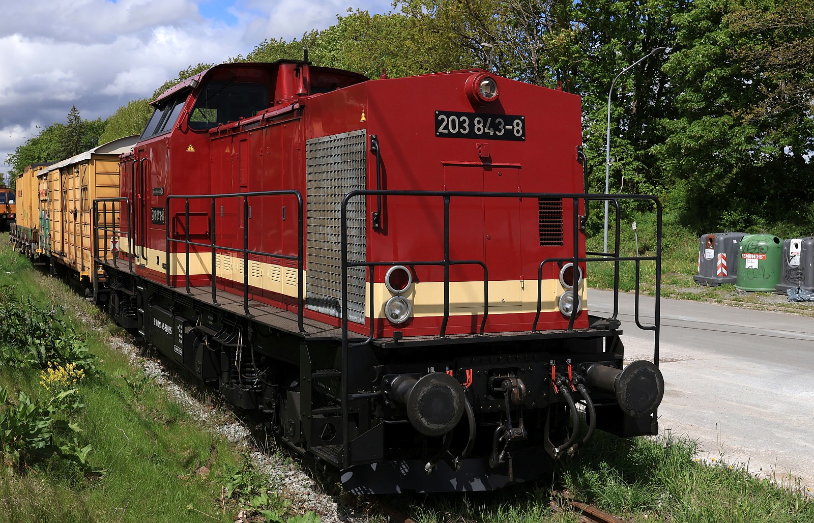 RegioInfraServiceSachsenGmbH  203 843-8  oder 92 80 1203 145-8 D-RIS mit Schweerbau Schleifzug und Begleitwagen abgestellt in J�bek. 15.05.2026 II