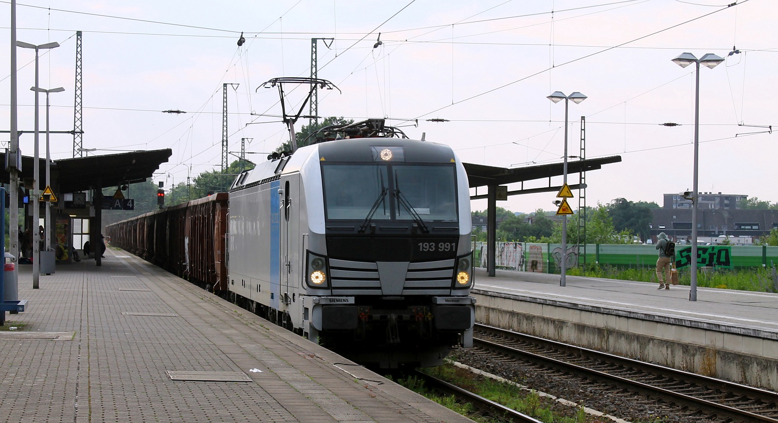 RP 193 991 mit E-Wagen Zug. Viersen 06.06.2024
