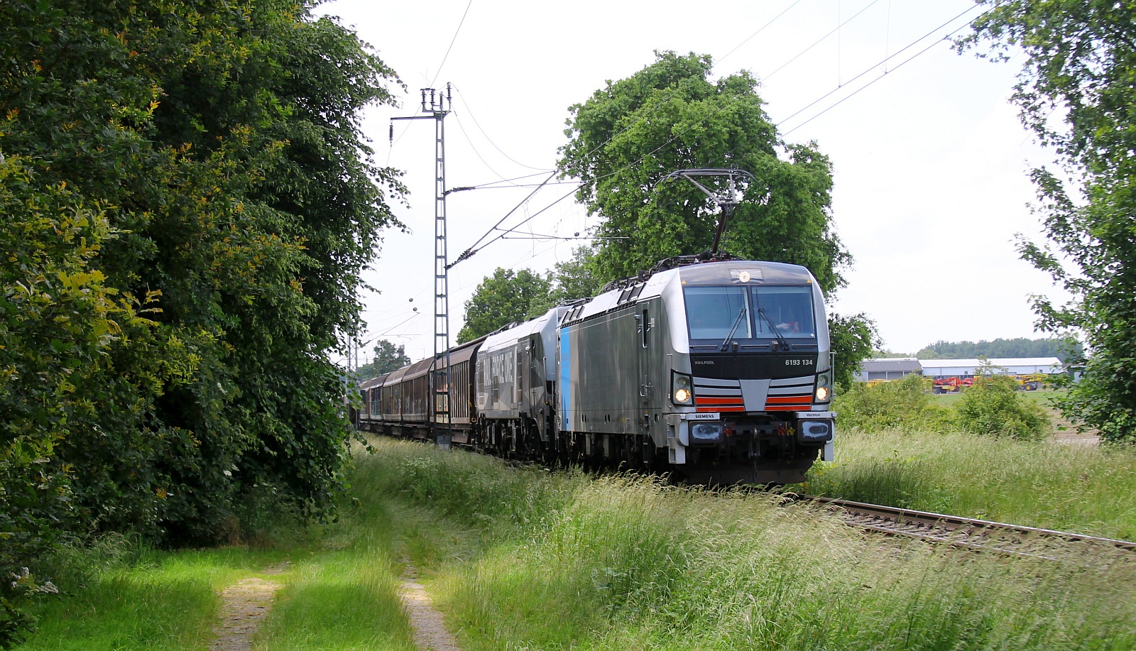 RP 6193 134-4, REV/MMAL/01.08.23, mit RFO 2019 und Güterzug im Schlepp, verläßt zum großen Entsetzen der holländischen Fotografen, die stundenlang auf die EURO 9000 gewartet hatten, den Bahnhof Boisheim 08.06.2024 