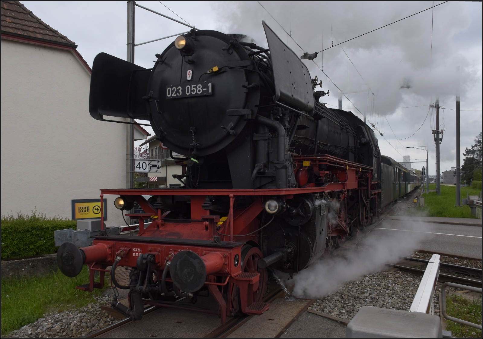 Rundfahrt vom Bodensee durchs Emmental mit 23 058 und Ae 4/7 11022.

23 058 erreicht mit hoher Geschwindigkeit die Schienenkreuzung der Nationalbahn mit der Suhrentalbahn in Oberentfelden. April 2023.