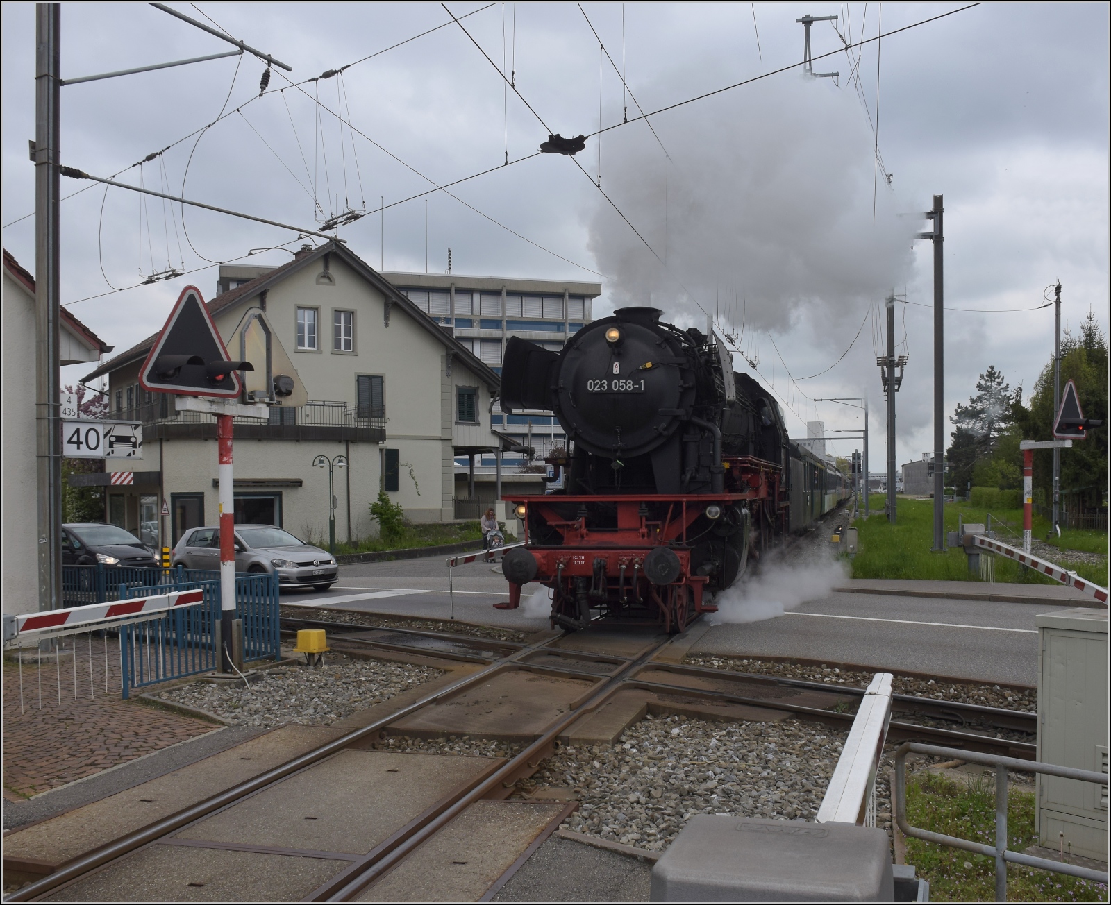 Rundfahrt vom Bodensee durchs Emmental mit 23 058 und Ae 4/7 11022.

23 058 erreicht mit hoher Geschwindigkeit die Schienenkreuzung der Nationalbahn mit der Suhrentalbahn in Oberentfelden. April 2023.