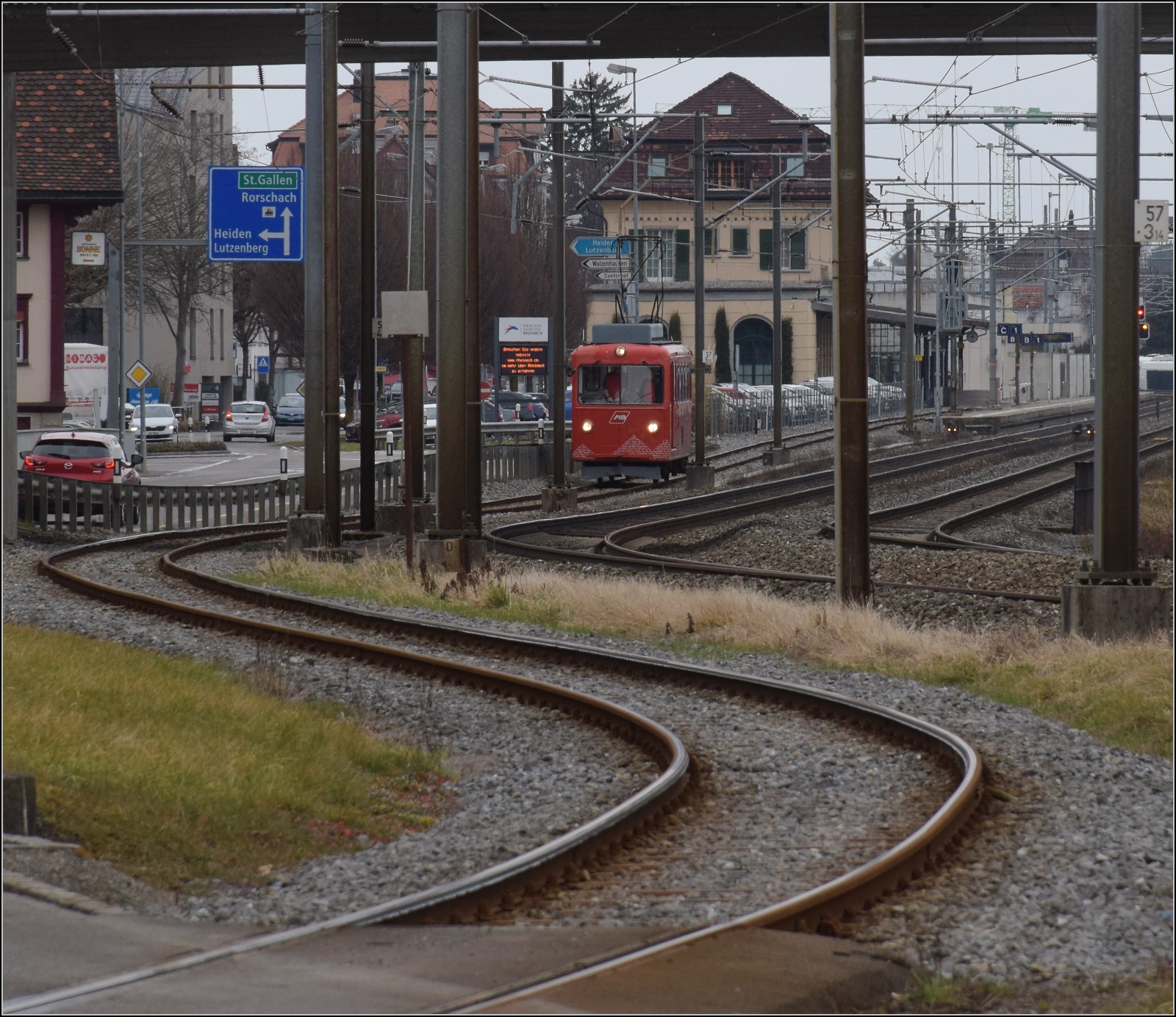 S26-BB-und-IGS-Minitreffen.

Achtung! BDeh 1/2 1 'Liseli' naht mit Höchstgeschwindigkeit. Ruderbach, Februar 2023.