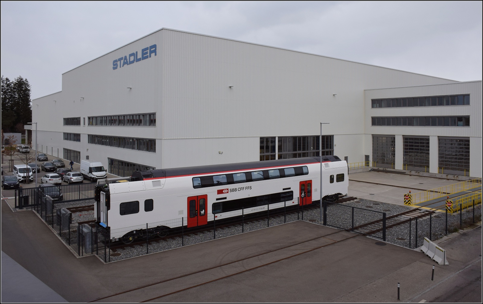 S26-BB-und-IGS-Minitreffen.

Zwischenwagen des RABe 512 010 im Stadlerwerk St. Margrethen abgestellt. Februar 2023.