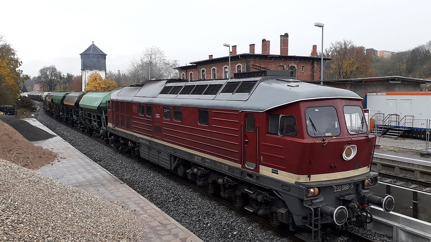 Salzland Rail Service 232 088-5 am 05.11.2021 mit einem Schotterzug im Bahnhof Nebra. (Foto: Silvio Eid)