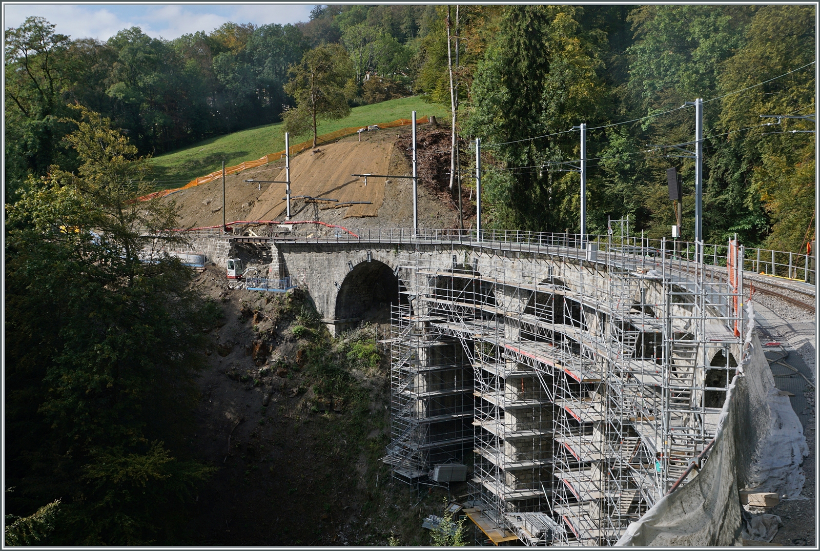 Sanierung des Baye de Clarens Viaduktes: Die Arbeiten am westlichen Brückenkopf haben begonnen. 

30. Sept. 2023

