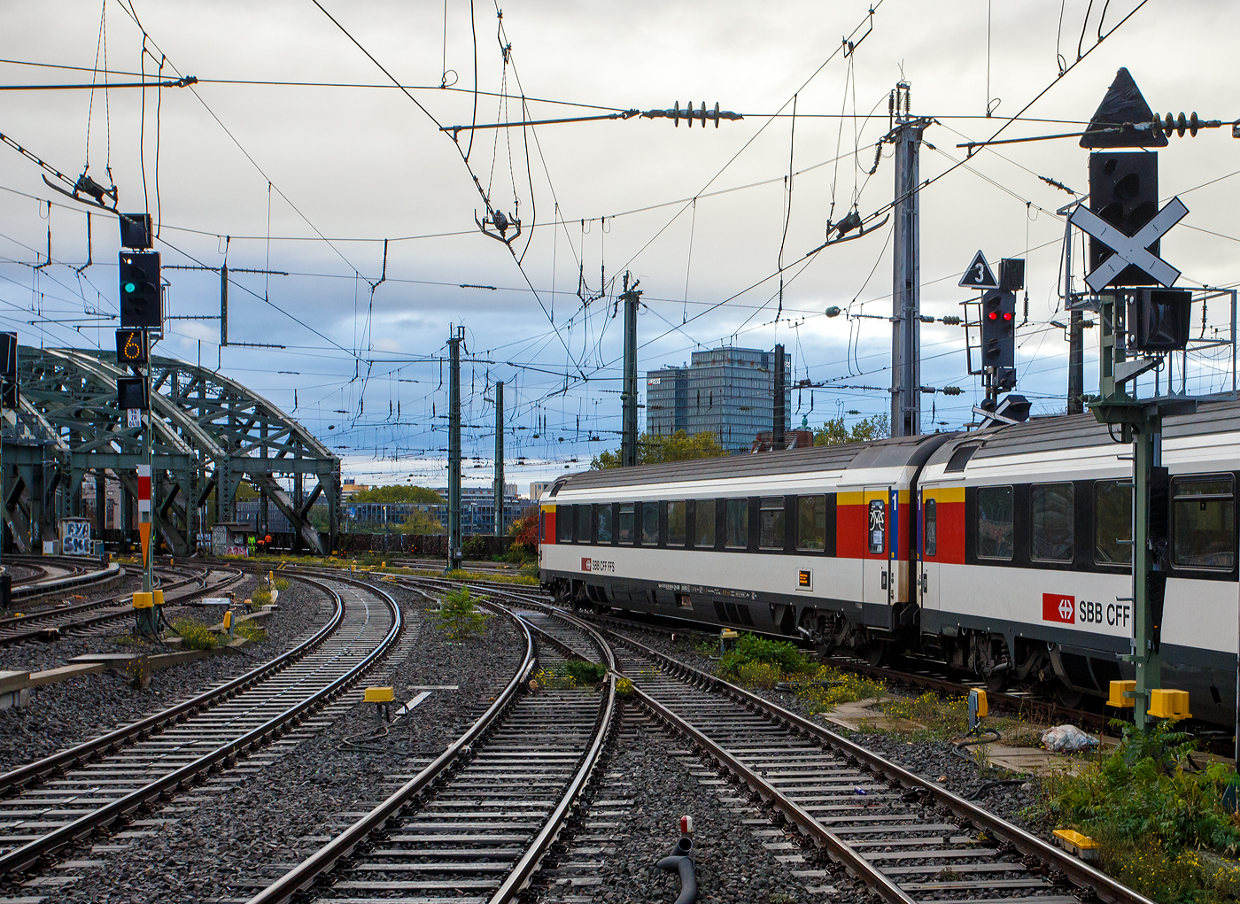 SBB EC-Großraum-Reisezugwagen (EC-Wagen) der ersten Wagenklasse 61 85 10-90 249-6 CH-SBB der Gattung Apm 1090, eingereiht als Wagen Nr. 264 in den EC 7 (Hamburg-Altona - Köln - Mainz - Basel SBB) [ehem. weiter über Bern nach Interlaken Ost], am 21 Oktober 2025 beim Hauptbahnhof Köln.

Der Wagen wurde 1993 von Schindler Waggon AG (SWP) gebaut, die Drehgestelle sind von SIG.

Die Drehgestelle gehören zur Familie der bei den EW IV und bei den neuen Pendelzügen (NPZ) bewährten Bauart. Sie entstammen dem Baukastensystem der Firma SIG - Schweizerische Industriegesellschaft in Neuhausen und sind in der Primär- und Sekundärstufe mit FlexicoiI-Schraubenfedern ausgerüstet, besitzen Magnetschienenbremsen und Schlingerdämpfer. Die Lasttraverse dient als einzige mechanische Verbindung zum Wagenkasten. Hohe Laufruhe und volle Sicherheit sind bis 200 km/h gewährleistet.