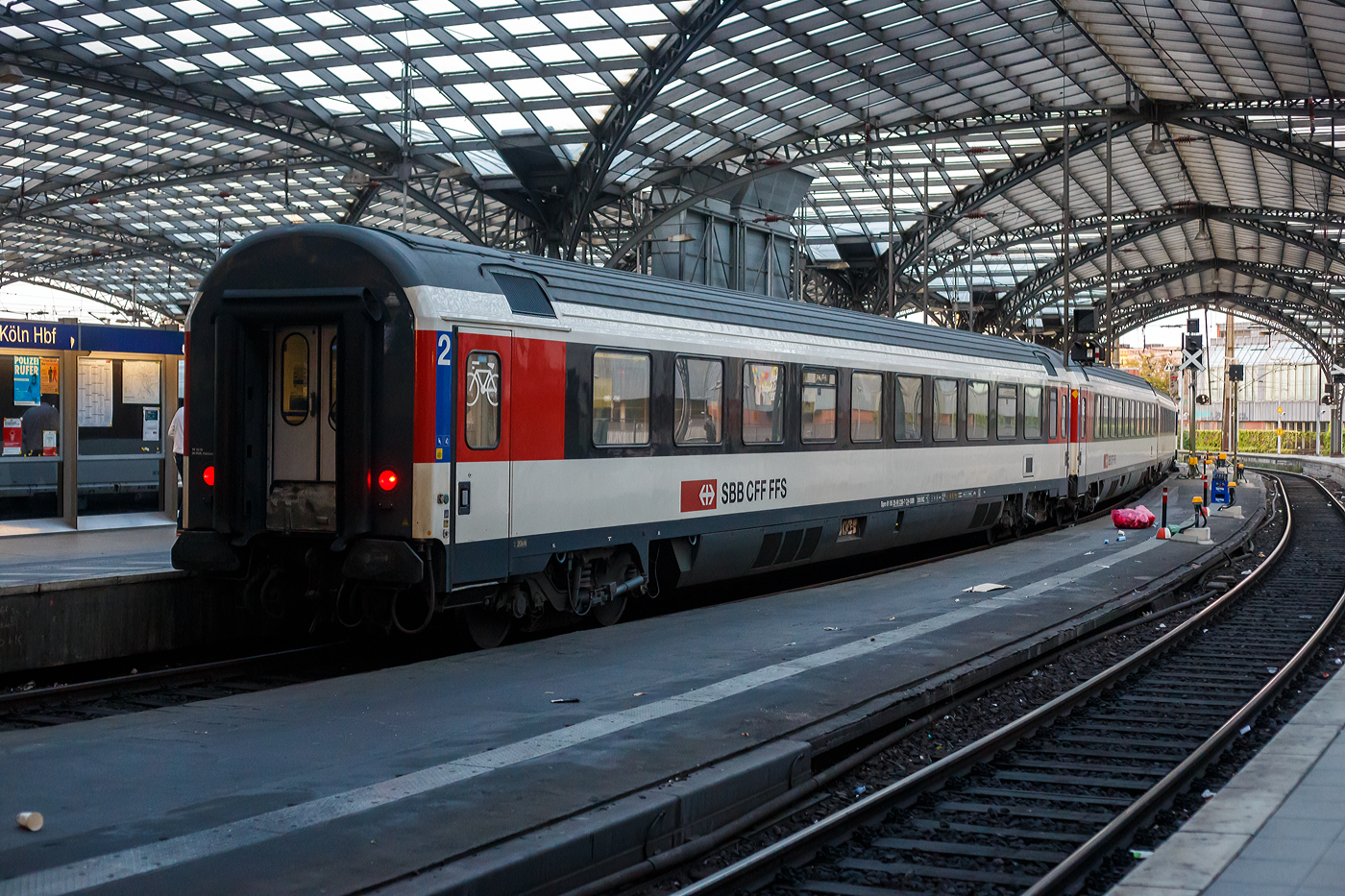 SBB EC-Großraum-Reisezugwagen (EC-Wagen) der zweiten Wagenklasse Bpm 61 85 20-90 238-7 CH-SBB der Gattung Bpm 2090v, eingereiht als Wagen Nr. 254 in den EC 6 (Interlaken Ost - Bern - Basel SBB - Köln Hbf - Dortmund Hbf), am 01 Juli 2025 im Hbf Köln.

Die SBB EuroCity-Wagen (Apm EC und Bpm EC) sind zwar nach ähnlichen Prinzipien aufgebaut worden, werden aber in der Schweiz nicht als Einheitswagen bezeichnet. Konstruktiv zur gleichen Gruppe gehören die Bt IC, die mit den EW IV eingesetzt werden und lediglich eine Einspannungsausrüstung (für 1000 V, 16,7 Hz) aufweisen.

1989–1995 stellten die SBB eine weitere Großraumwagen Serie für den EuroCity-Verkehr in den Dienst, die auf den 1980 abgelieferten Bpm RIC und dem EW IV aufbaute. Für beide Wagenklassen wurde der gleiche Wagenkasten mit zehn Fenstern zwischen den Schwenkschiebetüren an den Wagenenden benutzt. Das Dach war von der gleichen Bauart wie beim französischen Corailwagen, die Längssicken waren aber schon bei den Einheitswagen I bis IV vorhanden. Die Schürzen wurden tiefer gezogen als beim EW IV, so wie es für den EW V vorgesehen war. In den Abmessungen entsprechen die Wagen dem UIC-Z1-Standard. Die Farbgebung in zwei Grautönen mit hellem Streifen dazwischen wurde zuvor bereits für die zu zweiklassigen EuroCity-Zügen umgebauten TEE-Züge (RABe) angewendet. Der helle Streifen des Eurofima-Anstrichschemas wurde beibehalten. Der Bereich über dem weißen Begleitstreifen war nun in Umbragrau gehalten, darunter im helleren Verkehrsgrau A (RAL 7042). Die 60 Sitzplätze der ersten und 76 der zweiten Klasse sind durchgehend in Vis-à-vis-Anordnung gehalten.

Diese Wagen sind voll RIC-fähig und für eine Höchstgeschwindigkeit von 200 km/h zugelassen. Insgesamt wurden 70 Apm und 155 Bpm geliefert.

TECHNISCHE DATEN:
Spurweite: 1.435 mm (Normalspur)
Länge über Puffer: 26.400mm 
Drehzapfenabstand: 18.600 mm
Höchstgeschwindigkeit: 200 km/h
Eigengewicht: 45 t
Bremse: Frein O-PR+Mg (D)
Sitzplätze: 76 in der 2. Klasse
Fahrradplätze: 9 (2 +7)
Rollstuhlplätze: 2
Toilette: 1 rollstuhlgängige Toiletten (geschlossenes System/ Vakuumsystem)
Zulassung: RIC / Schweiz LBT / NBS

Die insgesamt vorhandenen 175 Eurocity-Wagen (62 Wagen 1. Klasse, 113 Wagen 2. Klasse) werden von 2023 bis 2028 umfassend erneuert und saniert. Zur Flotte gehören auch die Velowagen, alle Wagen mit behindertengerechten WC sowie die 12 Panoramawagen. Bei der Sanierung werden Korrosionsschäden beseitigt, die Wagenkasten neu lackiert und energiesparende mobilfunkdurchlässige Fensterscheiben eingebaut. Die Wagen erhalten in der 1. und 2. Klasse neue Teppiche, die Sitzpolster werden wo notwendig ersetzt. Mit der Neulackierung wird zudem das Außendesign aufgefrischt und dem aktuellen SBB Design angepasst.

Die instandgesetzten EC-Wagen werden im Fernverkehr voraussichtlich bis mindestens 2037, im Interregio-Verkehr und auf internationalen Verbindungen eingesetzt. Wie bei den EW IV werden auch bei den Eurocity-Wagen die Türsysteme modifiziert und gemäß den neusten Sicherheitsstandards umgebaut.

Vorgesehen ist, 136 der 175 Wagen bei einem externen Anbieter sanieren zu lassen. Darüber hinaus bestehen Optionen für weitere 57 Wagen. Der Auftrag wird öffentlich ausgeschrieben. Die Erneuerung der übrigen 39 Fahrzeuge erfolgt SBB-intern in den Werken Olten und Yverdon-les-Bains. Die Vergabe an einen externen Anbieter ist notwendig, weil auf Grund vieler gleichzeitig laufender Modernisierungs- und Revisionsvorhaben die Kapazitäten bzw. die Reparaturgleise in den eigenen Werken nicht ausreichen. Die SBB arbeitet intensiv daran, schweizweit ihre Instandhaltungskapazitäten sukzessive zu erhöhen, um dem absehbaren Angebots- und Flottenwachstum zu entsprechen.