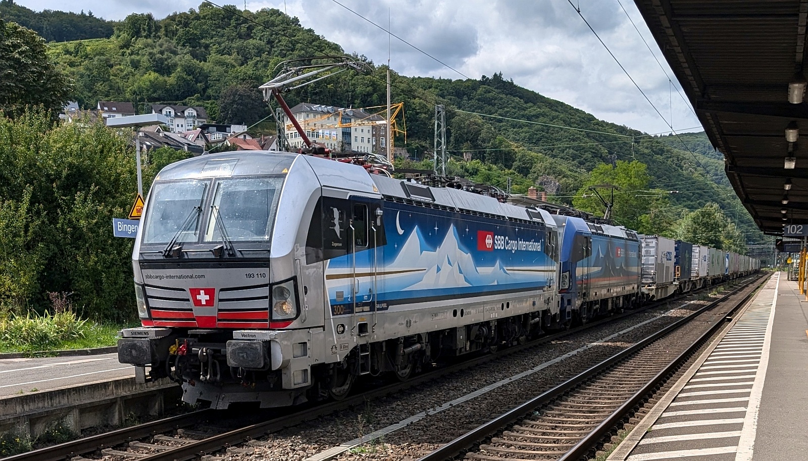 SBBC 193 110 + 193 520 mit EwalsCargoCare Containerzug. Bingen am Rhein 09.08.2024 (N.M)