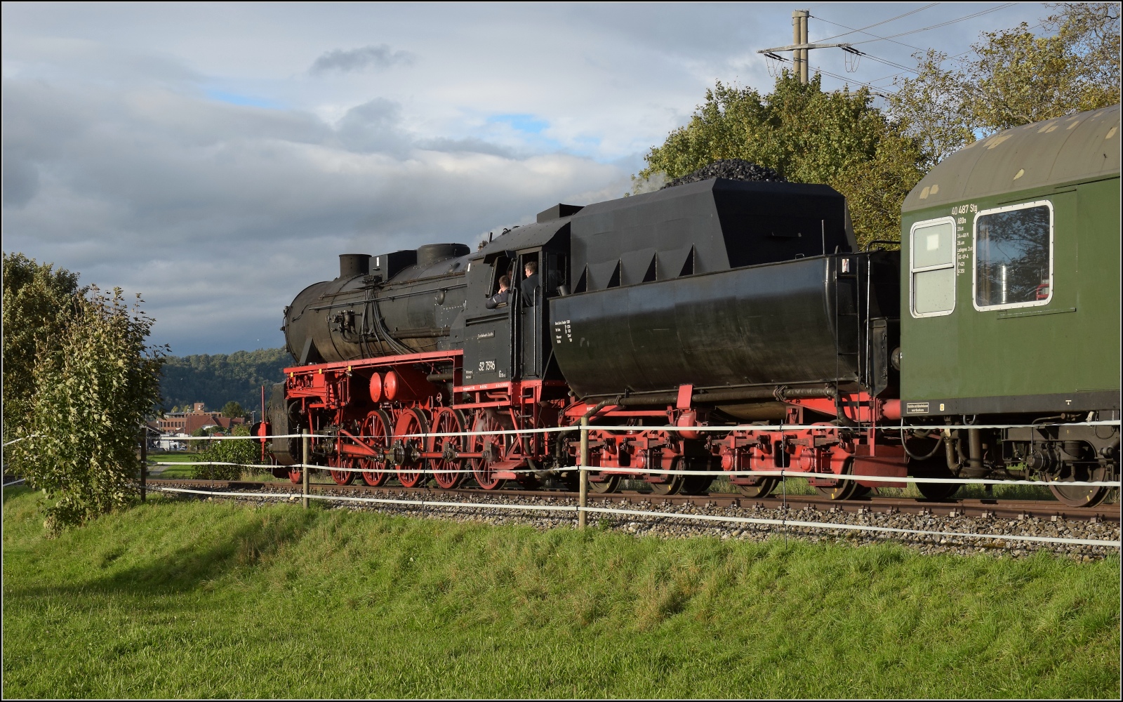 Schienenverkehr am Schienerberg. 

52 7596 mit ihrem EFZ-Sonderzug für die SEHR&RS zwischen Hemishofen und Ramsen auf der letzten Fahrt des Tages, Ramsen mit den Ortsteilen Moskau und Petersburg ist schon in Sichtweite. Oktober 2022.
