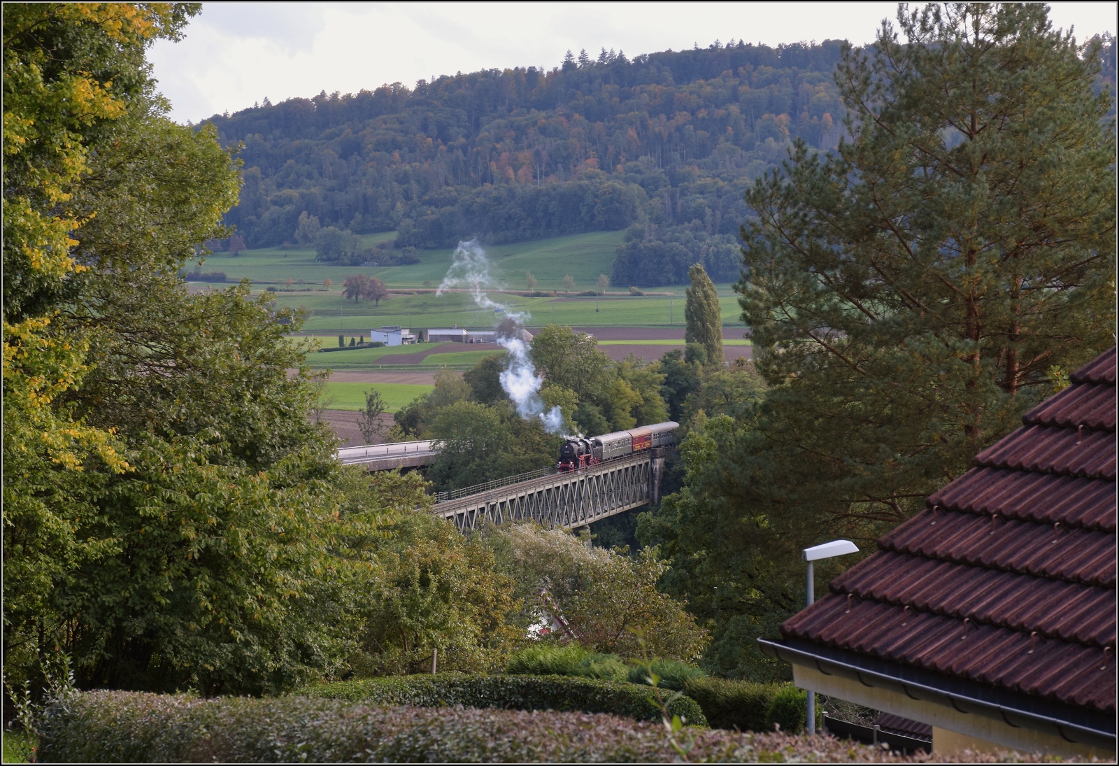 Schienenverkehr am Schienerberg. 

52 7596 mit ihrem EFZ-Sonderzug für die SEHR&RS auf der Rheinbrücke von Hemishofen. Oktober 2022.