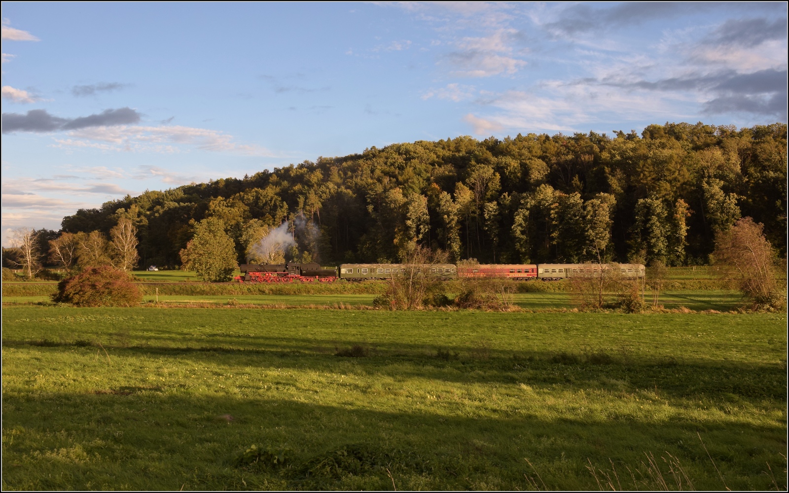 Schienenverkehr am Schienerberg.

52 7596 mit ihrem EFZ-Sonderzug für die SEHR&RS zwischen Ramsen und Rielasingen auf der letzten Fahrt des Tages. Oktober 2022.