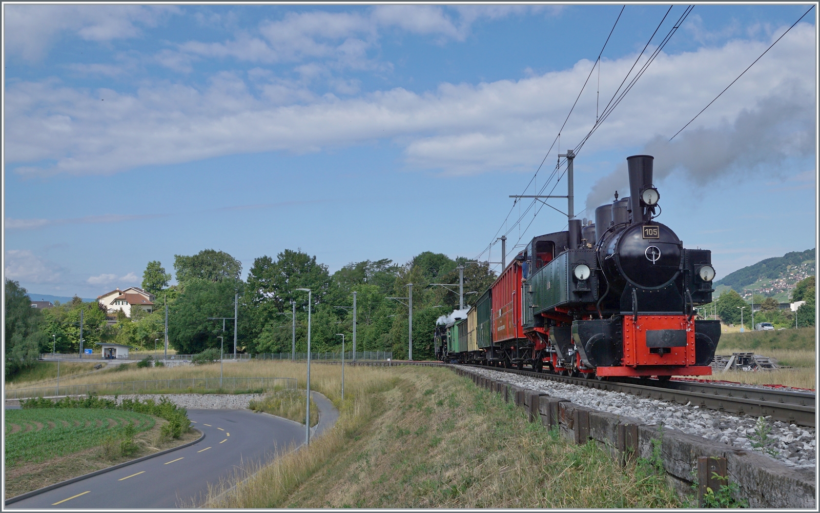 Schon fotogener zeigte sich der Nachschuss auf den Blonay-Chamby Riviera Belle Epoque von (Chaulin / Leermaterial) / Blonay nach Vevey zwischen St-Légier Gare und Château d'Hauteville mit der G 2x 2/2 105 am Zugschluss

6. Juni 2022