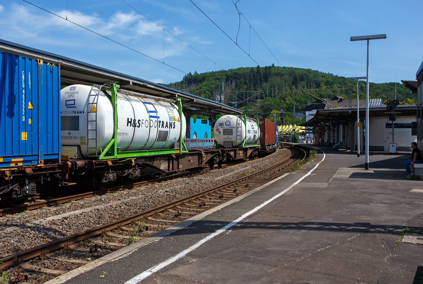 Sechsachsige Drehgestell-Gelenk-Containertragwagen-Einheit / 6-achsiger Containertragwagen, 33 88 4961 368-6 B-RCW, der Gattung Sggmrss 90' (6436 D0), der RCW – Rail Cargo Group, am 19 Juli 2025 im Zugverband bei der Zugdurchfahrt in Betzdorf/Sieg. Hier beladen mit zwei 30-Fu-Tank-Containern der H&S Foodtrans B.V..

Der Wagen der Gattung Sggmrss wird fr den Transport von Containern und Wechselbehltern verwendet und hat drei zweiachsige Drehgestelle. Die Flachwagen sind fr 20-, 30-, 40- und 45-Fu-ISO-Container und Wechselbehlter geeignet.

TECHNISCHE DATEN:
Spurweite: 1.435 mm
Lnge ber Puffer: 29.590 mm
Drehzapfenabstnde: 2 x 11.995 mm
Achsabstand in den Drehgestellen: 1.800 mm
Laufraddurchmesser: 920 mm (neu)
Ladelnge: 2 x 13.820 mm (2 x 45`)
Hhe der Ladeebene ber S.O.: 1.155 mm
Eigengewicht: 27.500 kg
Max. Zuladung bei Lastgrenze S: 107,5 t (ab Streckenklasse D)
Max. Zuladung bei Lastgrenze SS: 92,5 t (ab Streckenklasse C)
Hchstgeschwindigkeit: 100 km/h Lastgrenze S / 120 km/h bei Lastgrenze SS und leer)
Kleinster befahrbarer Gleisbogen: R 75 m
Bremse: 2 x KE-GP-A (K)
Bremssohle: Cosid 810
Feststellbremse: Ja (am/aufs mittlere Drehgestell)
Verwendungsfhigkeit: TEN GE
