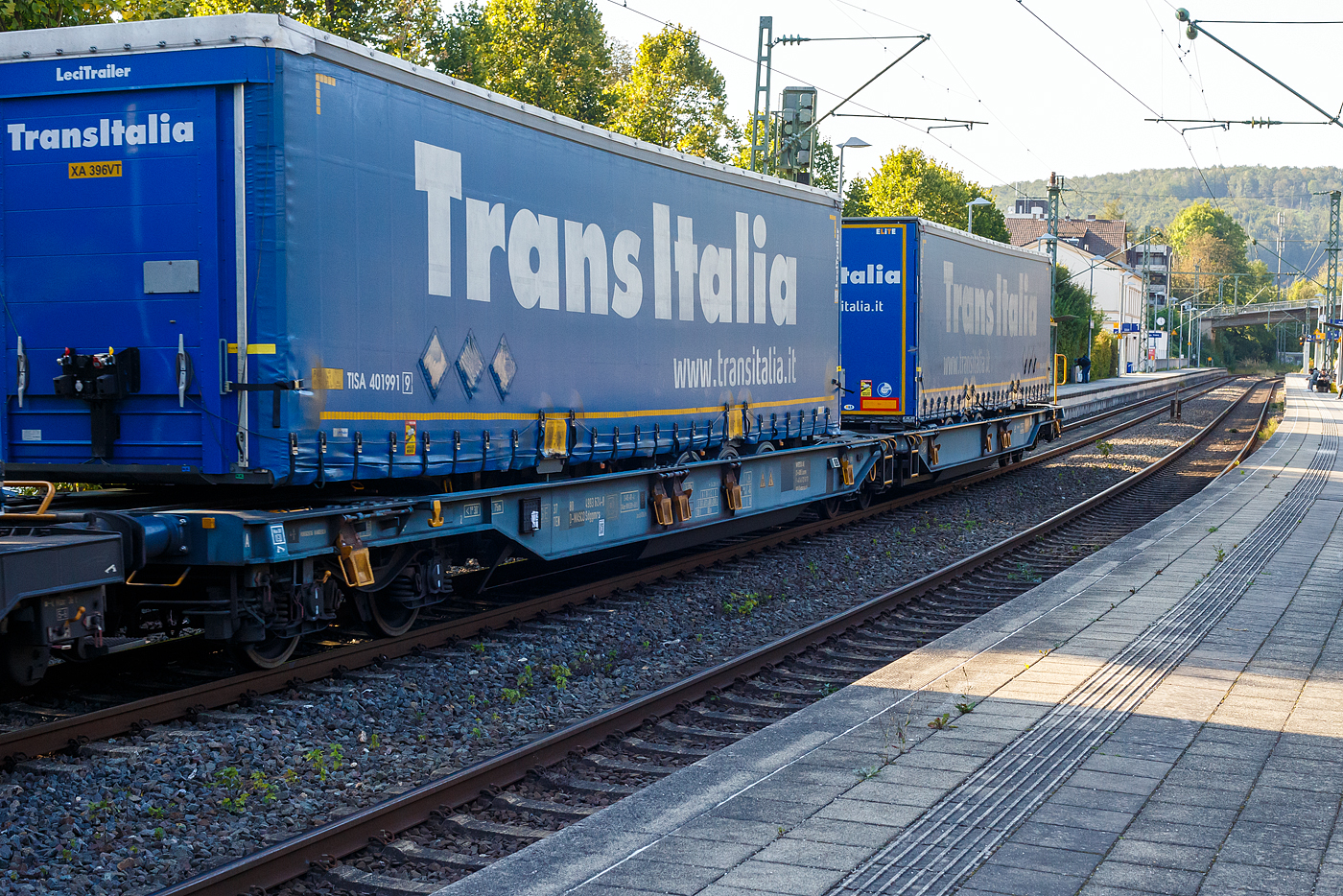 Sechsachsiger Gelenk-Taschenwagen (Doppeltaschenwagen T2000), 37 80 4993 624-8 D-WASCO, der Gattung Sdggmrs T2000, der der WASCOSA AG, am 17 September 2024 im Zugverband bei der Durchfahrt im Bahnhof Kirchen (Sieg), hier beladen mit zwei Sattelanhängern (Trailer).

Diese Wagen vom Typ T2000 wurde 2009 von Tatravagónka a.s. in Poprad (Slowakei) gebaut, die Entwicklung und Konstruktion ist von der Ferriere Cattaneo SA in Giubiasco (Schweiz). Baugleiche Wagen sind u.a. auch für die DB Cargo AG, bezeichnet als Sdggmrs 736, unterwegs. Sie sind aber auch bei anderen Halteren im Einsatz, wie z.B. bei der AAE heute VTG als Sdggmrs(s) Megapack (T2000), VTG-Typ T72.104D bezeichnet.

Die Wagen dienen dem Transport von jeweils zwei Sattelaufliegern von maximal 13.600 mm Länge. Jede Wagenhälfte verfügt über einen in Längsrichtung verschiebbaren Stützbock zur Aufnahme von Sattelanhänger mit einem Gesamtgewicht von bis zu 40t. Die Sattelanhänger werden mit Hilfe von Radvorlegern (4 je Wagenhälfte) festgelegt. Für die Beförderung von Containern oder Wechselbehältern bis zu 2 × 45 Fuß, verfügen die Wagen über 20 klappbare, und zum Teil auch verschiebbare Containerzapfen. Für lange Wechselbehälter gibt es eine Mittenunterstützung.

TECHNISCHE DATEN:
Spurweite: 1.435 mm (Normalspur)
Länge über Puffer: 34.200 mm
Drehzapfenabstand: 2 x 14.200 mm
Achsabstand in den Drehgestellen: 1.800 mm
Laufraddurchmesser: 920 mm (neu) / 860 mm (abgenutzt)
Drehgestelle:  1 x Y25 Ls(s)i – k / 2 x Y25 Ls(s)if-k
Radsätze: BA 318
Eigengewicht: 34.580 kg
Max. Zuladung bei Lastgrenze S: 100,4 t (ab Streckenklasse D)
Max. Geschwindigkeit: 100 km/h (bei Lastgrenze S) / 120 km/h (leer)
Kleinster befahrbarer Kurvenradius: R 75 m (R 150 m im Zugverband)
Bremse: 2 x KE-GP-A (K)
Bremssohle: Jurid 816M (K-Sohle)
Handbremse: am mittleren Drehgestell
Intern. Verwendungsfähigkeit: TEN-GE / G1