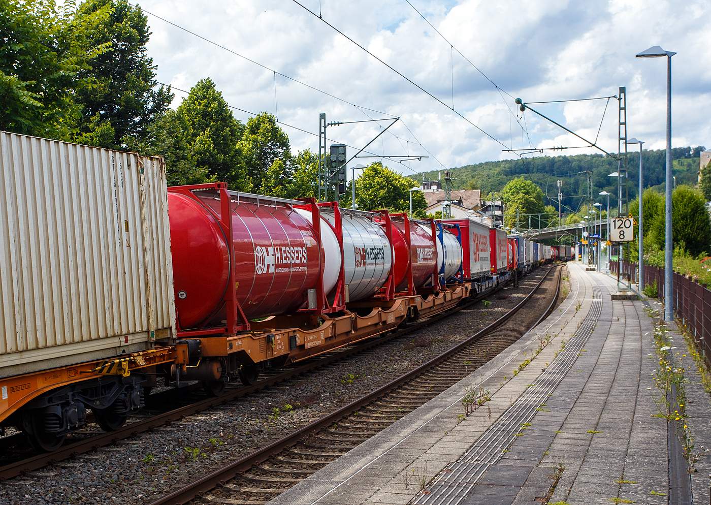 Sechsachsiger Gelenk-Taschenwagen (Doppeltaschenwagen Typ T3000e in Gelenkbauart) 33 52 4956 315-6 BG-WASCO, der Gattung Sdggmrss, der WASCOSA AG (eingestellt in Bulgarien) am 14 Juli 2024 im Zugverband bei der Zugdurchfahrt in Kirchen an der Sieg. Hier beladen mit vier 20 Fuß Tankcontainern.

Diese Güterwagen sind zum Transport von kranmanipulierbaren Sattelaufliegern und genormten Wechselbehältern / Containern an allen europäischen Eisenbahnstrecken mit Normalspurweite bestimmt, auch bekannt als intermodaler Verkehr.

TECHNISCHE DATEN:
Spurweite: 1.435 mm
Länge über Puffer: 34.200 mm
Drehzapfenabstand: 2 x 14.200 mm
Achsabstand im Drehgestellen: 1.800 mm
Laufraddurchmesser: 920 mm (neu) / 860 mm (abgenutzt)
Drehgestelle: 1x Y25Ls(s)i1f und 2 x Y25Lssi1-K
Eigengewicht: 36.300 kg
Max. Zuladung bei Lastgrenze S: 98,7 t (ab Streckenklasse D)
Max. Zuladung bei Lastgrenze SS: 83,7 t (ab Streckenklasse C)
Max. Geschwindigkeit: 100 km/h (Lastgrenze SS und leer 120 km/h)
Kleinster befahrbarer Gleisbogen: R 75 m
Max. Radsatzlast S/SS: 22,5 t / 20 t
Ladelänge: 2 x 16.100 mm
Höhe der Ladeebene (bei Container) über S.O.: 1.155 mm
Bremse: 2 x KE-GP-A
Bremssohle: Jurid 816M
Feststellbremse: Ja (auf ein Drehgestell)
Intern. Verwendungsfähigkeit: TEN GE