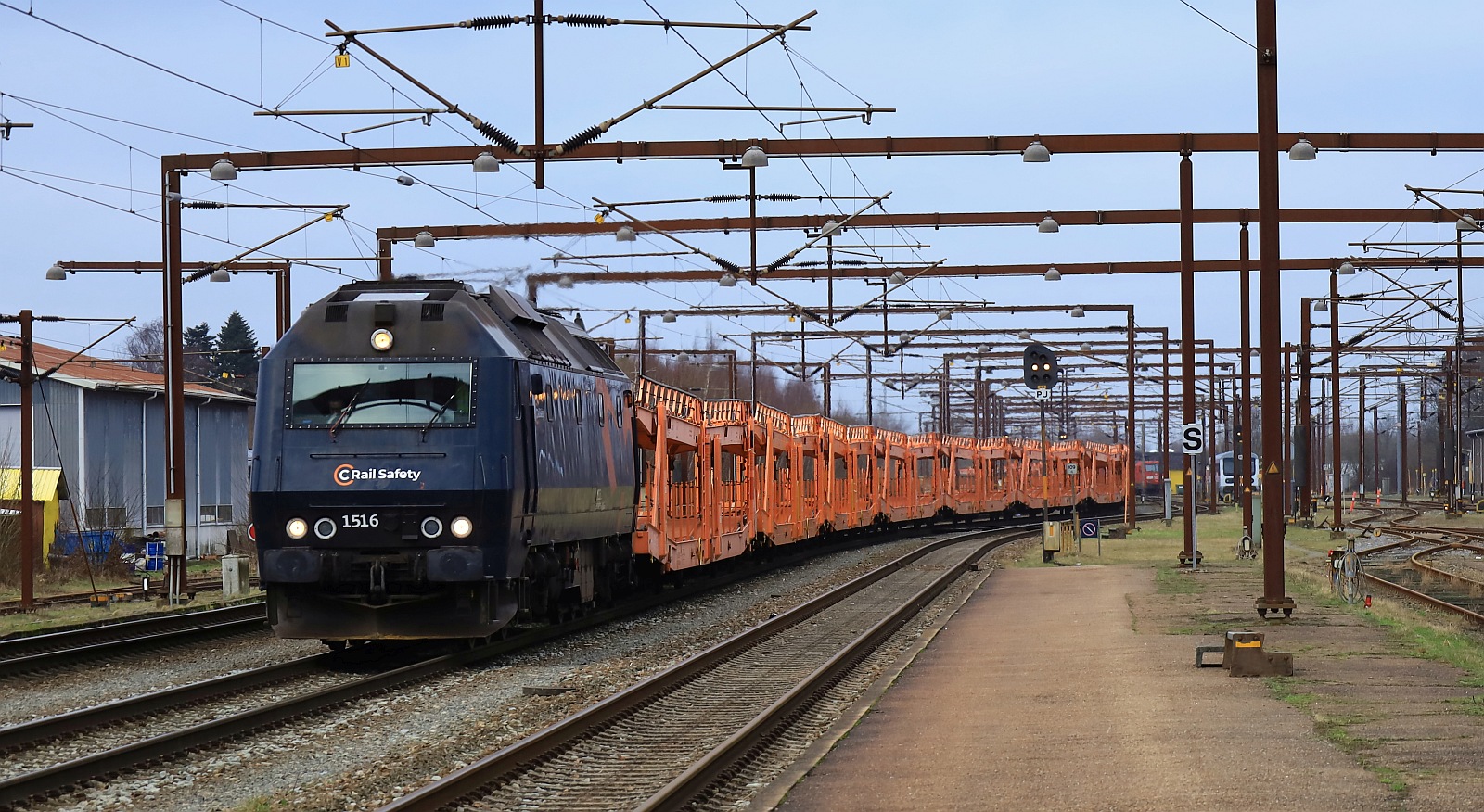 Seit ihrem Verkauf ziehen die Loks der Reihe Litra ME Güterzüge. Hier kommt die TME 1516 von NRFAB/C Rail Safety mit einem Autotransport-Leerzug in den Bhf von Pattburg/DK gedieselt. 27.01.2024