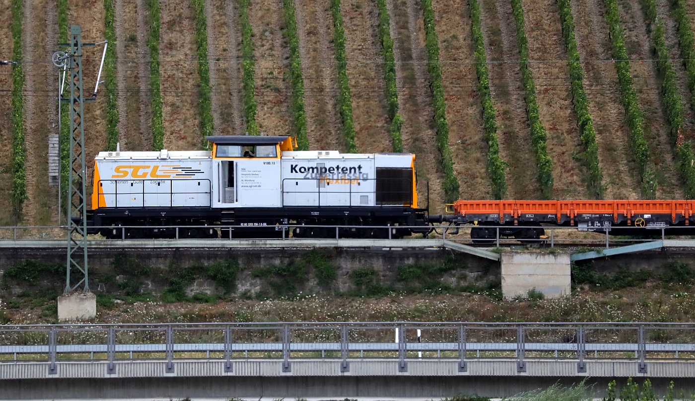 SGL V180.13 oder 1203 158-1 im Bauzugdienst am Rhein aufgenommen H�he Kestert. 22.07.2026 (c)N.M