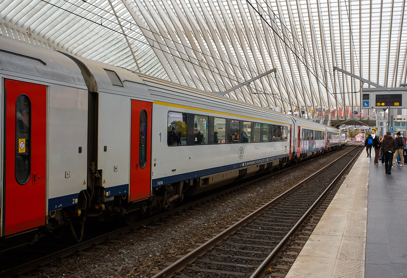 SNCB/NMBS - I11 Reisezugwagen der 1. Klasse, Apm 61 88 10-90 018-2 B-B, ex 11818, eingereiht im Zugverband einen IC, am 21 Oktober 2025 im Bahnhof Liège Guillemins (Lüttich-Guillemins).

Als I11-Wagen werden Reisezugwagen der Nationale Gesellschaft der Belgischen Eisenbahnen (französisch SNCB - Société nationale des chemins de fer belges / niederländisch NMBS - Nationale Maatschappij der Belgische Spoorwegen) bezeichnet. Diese Wagen wurden zwischen 1995 und 1997 von Bombardier Transportation, im ehemaligen BN Constructions Ferroviaires et Métalliques in Brügge, gebaut. Die I11-Wagen waren die ersten Reisezugwagen der NMBS/SNCB, die für eine Geschwindigkeit von 200 km/h ausgelegt waren. Diese Geschwindigkeit wird planmäßig auf der Schnellfahrstrecke HSL 2 zwischen Brüssel und Lüttich ausgefahren. Bei 200 km/h liegt der Geräuschpegel bei 65 dB.

TECHNISCHE DATEN:
Hersteller: 	Bombardier Transportation (ex BN)
Spurweite: 1.435 mm (Normalspur)
Anzahl der Achsen: 4 
Länge über Puffer: 26.400 mm
Drehzapfenabstand: 18.400 mm
Achsabstand im Drehgestell: 2.560 mm
Drehgestelltyp: ANF-Typ 36
Wagenkastenbreite: 2.860 mm
Eigengewicht: 45,3 t 
Höchstgeschwindigkeit: 200 km/h
Sitzplätze: 60 in der 1. Klasse Wagen 
Toiletten: 2 (Vakuum, geschlossenes System)