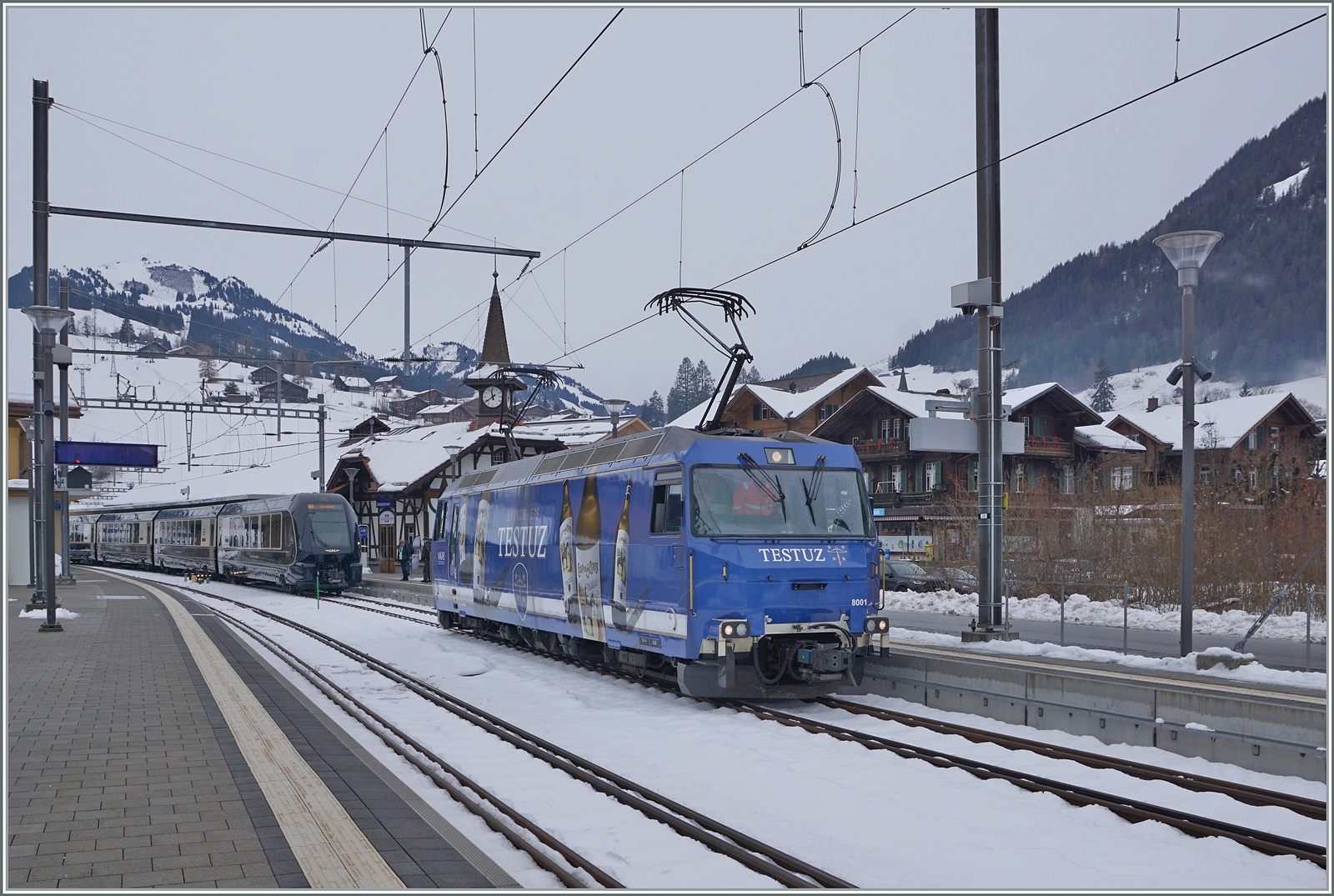 Spurwechsel in Zweisimmen: Der Zug ist umgespurt, die MOB Ge 4/4 8001 verlässt diesen und fährt auf ein Abstellgleis, während hinten die BLS Re 465 mit einem Interface Wagen an den Zug angekuppelt wird.

15. Dezember 2022