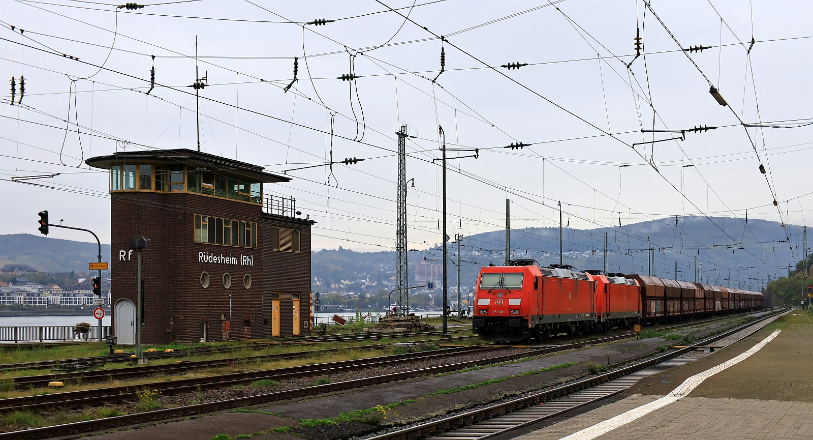Stellwerk  Rf  und 185 310 + 256 mit Kohletransport abgestellt am Bhf Rdesheim/Rhein. 24.10.2023