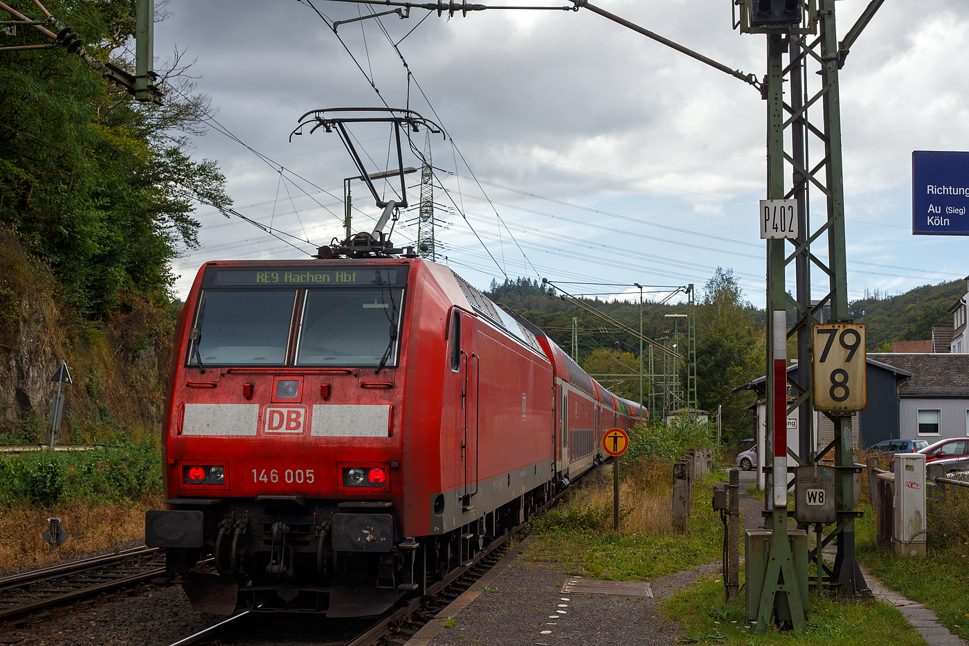 Steuerwagen voraus fährt der RE 9 rsx - Rhein-Sieg-Express (Siegen – Köln – Aachen) am 11 September 2024 durch Scheuerfeld (Sieg) in Richtung Köln / Aachen. Hier am Zugschluss die schiebende 146 005-4 (91 80 6146 005-4 D-DB) der DB Regio NRW.

Die TRAXX P160 AC1 wurde 2001 von ABB Daimler-Benz Transportation GmbH in Kassel unter der Fabriknummer 33812 gebaut.