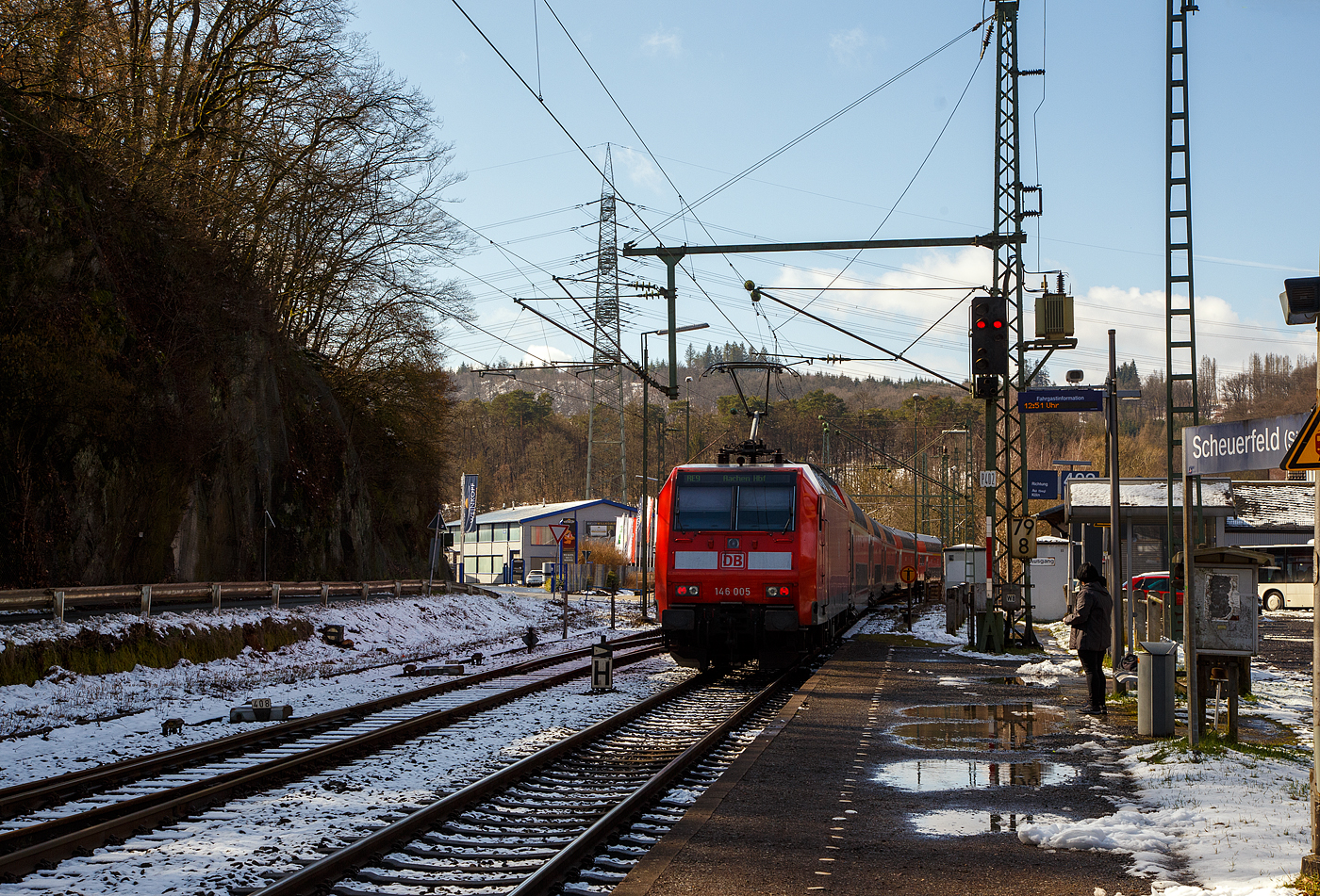 Steuerwagen voraus rauscht der RE 9 rsx - Rhein-Sieg-Express (Siegen – Köln – Aachen) am 15.03.2023 durch Scheuerfeld (Sieg) in Richtung Köln. Schublok war die 146 006-2 (91 80 6146 006-2 D-DB) der DB Regio NRW.