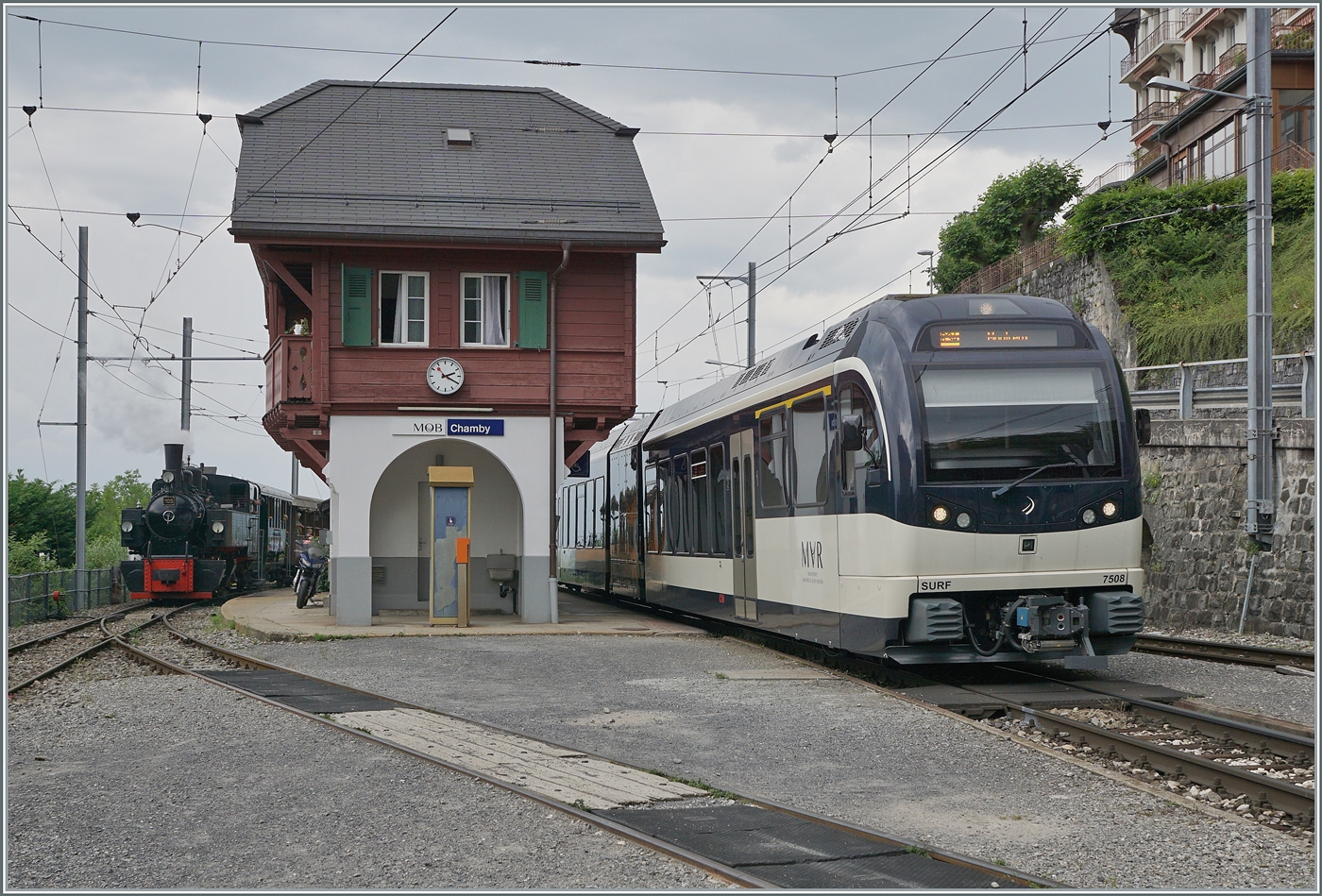 Toller Anschluss: der im Hintergrund von Blonay in Chamby angekommene Dampfzug vermittelt in Chamby  einen unmittelbaren Anschuss an den CEV MVR ABeh 2/6 7508 als R34 nach Montreux.

15. Juni 2025 