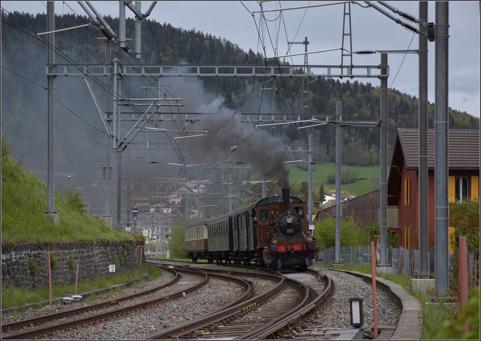 Train du Terroir.

E 3/3 5811 bei Ausfahrt aus Travers. Mai 2024.