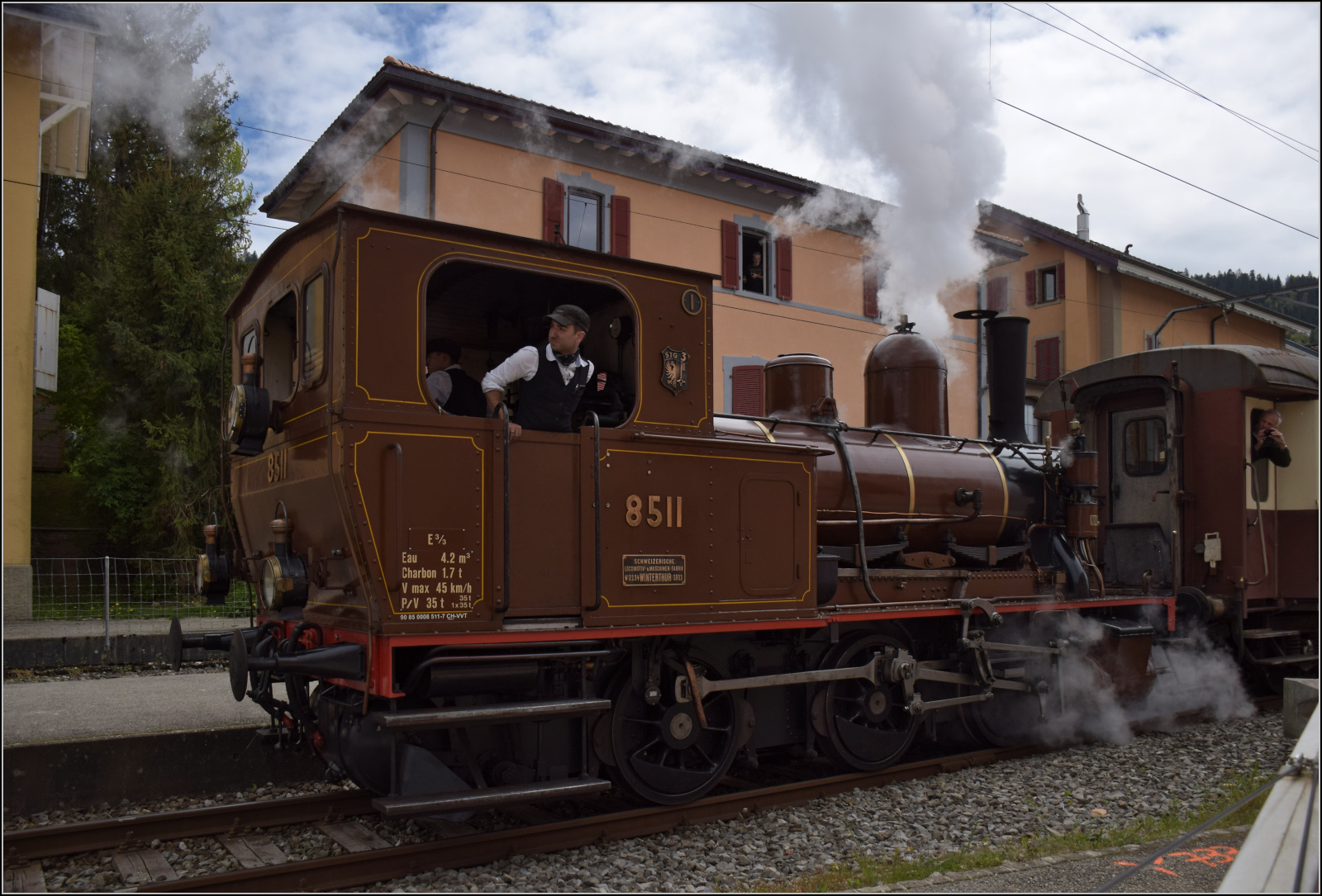 Train du Terroir.

E 3/3 5811 in Couvet. Mai 2024.