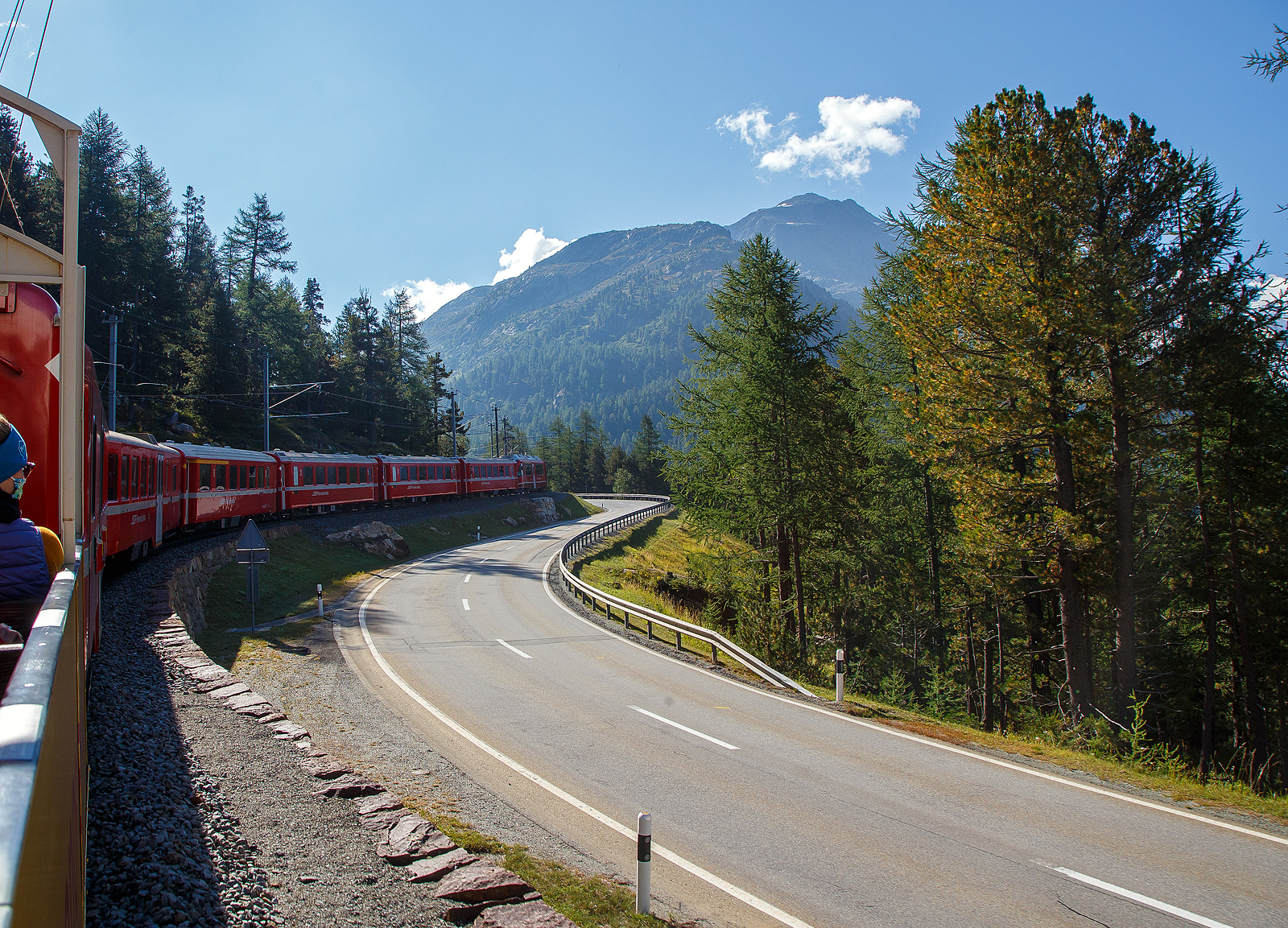 UNESCO-Weltkulturerbe Berninabahn / Ferrovia del Bernina:
Gefhrt von dem ALLEGRA-Zweispannungstriebzug ABe 8/12 RhB 3504  Dario Cologna  geht es 06.09.2021 mit dem RhB-Regionalzug nach Tirano, von der Station Morteratsch weiter hinauf nach Ospizio Bernina, hier kurt hinter der Montebello-Kurve. Wir sind am Zugende in einem offenen Aussichtswagen.
Ganz rechts im Bild kann man den Morteratschgletscher erahnen.