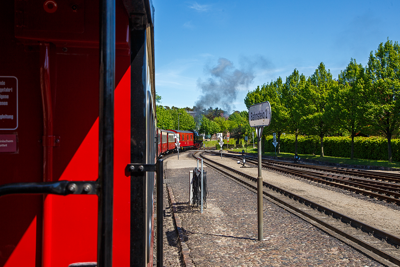 Unsere Rckfahrt mit dem „Molli“ nach Bad Doberan beginnt......
Die 99 2322-8 der Mecklenburgischen Bderbahn Molli zieht den „Molli“ (MBB Dampfzug) am 15.05.2022 von Khlungsborn West via Heiligendamm nach Bad Doberan.
