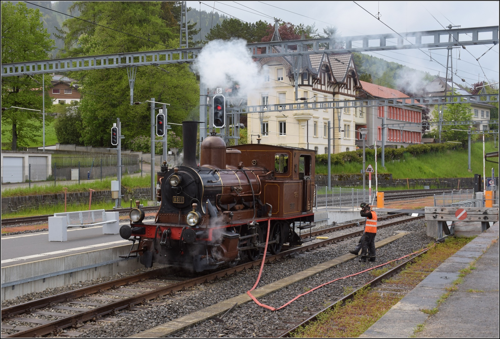 Vapeur Val-de-Travers: Train du Terroir.

E 3/3 8511 lscht ihren Durst in Travers, bevor die Rckfahrt angetreten wird. Mai 2023.