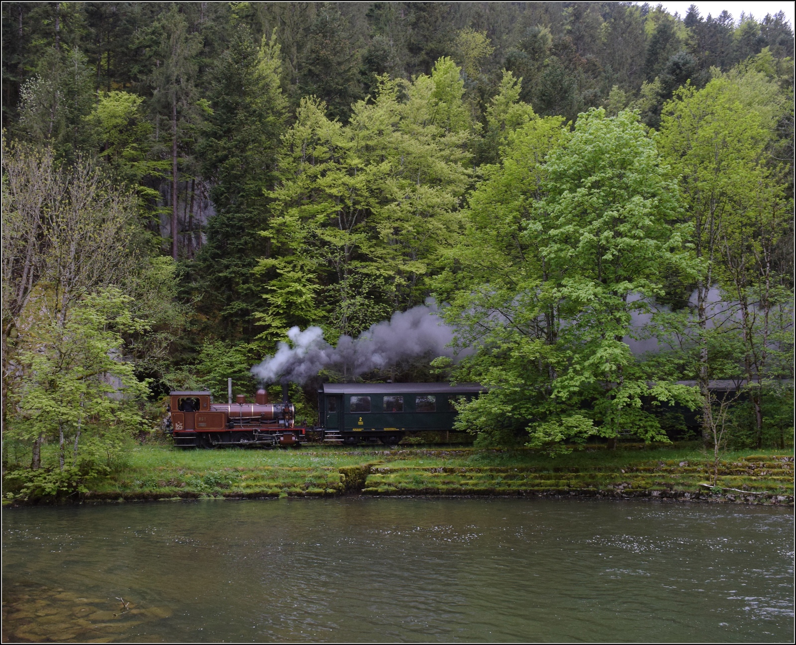 Vapeur Val-de-Travers: Train du Terroir.

E 3/3 8511 hat sich auf die Reise gemacht und befindet sich noch in St-Sulpice an der Areuse. Mai 2023. 