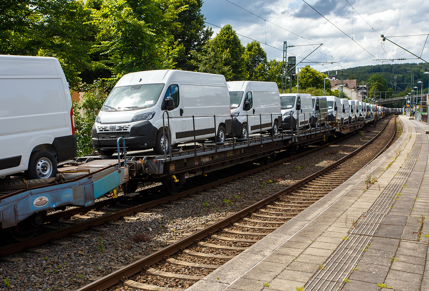 Vierachsige (2 x 2 achsige) Flachwageneinheit mit geradem Fuboden und Radvorlegern, sowie mit Absturzsicherung, der TRANSWAGGON AB Schweden, der Gattung Laads (TWA NLA1), 24 74 4313 815-5 S-TWASE, beladen mit 4 Nutzfahrzeuge (FIAT - Kastenwagen), 14 Juli 2024 im Zugverband bei einer Zugdurchfahrt im Bahnhof Kirchen (Sieg).

TECHNISCHE DATEN:
Gattung: Laads (NLA1)
Spurweite: 1.435 mm
Anzahl der Achsen: 4 (2 x 2)
Lnge ber Puffer : 27.000 mm
Ladelnge : 25.760 mm 
Ladebreite : 2.512 mm 
Fubodenhhe ber SOK: 1.200 mm
Anzahl der Radvorleger: 16
Hchstgeschwindigkeit: 100 km/h  / 120 km/h (leer)
Eigengewicht: 26.500 kg
Nutzlast: 53,5  t ab Streckenklasse C
Achsabstnde: 9.000 mm / 4.140 mm / 9.000 mm 
Kleinster befahrb. Gleisbogenhalbmesser: 75 m
Bremse: 2 x KE-GP-A (LL)
Intern. Verwendungsfhigkeit: RIV