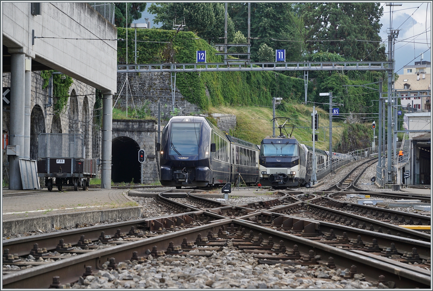 Vom äussersten Ende des Bahnsteiges in Montreux gleitet der Blick zu zwei MOB GoldenPass Express Kompositionen, wobei der im linken Bildteil zu sehende in wenigen Minuten als GPX 4068 am Bahnsteig bereitgestellt wird.

3. August 2024 