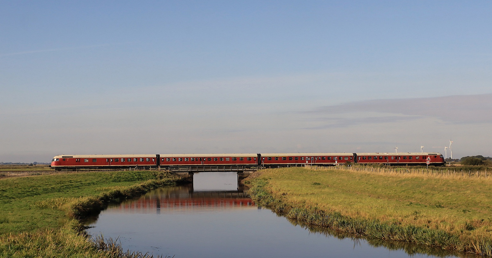 VT 12 506/507 + VM 12 501/507 als Sonderzug nach Westerland. Bongsieler Kanal 05.10.2024 Bild 2
