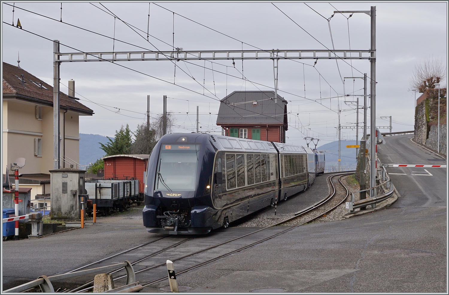 Während links im Bild der CEV Gk 37 und ein offener Güterwagen zu sehen sind, verlässt der MOB GoldenPass Express 4065 von Interlaken Ost nach Montreux den schmucken Bahnhof von Chamby, wo kurz auf einen Gegenzug zu warten war.

4. Januar 2023