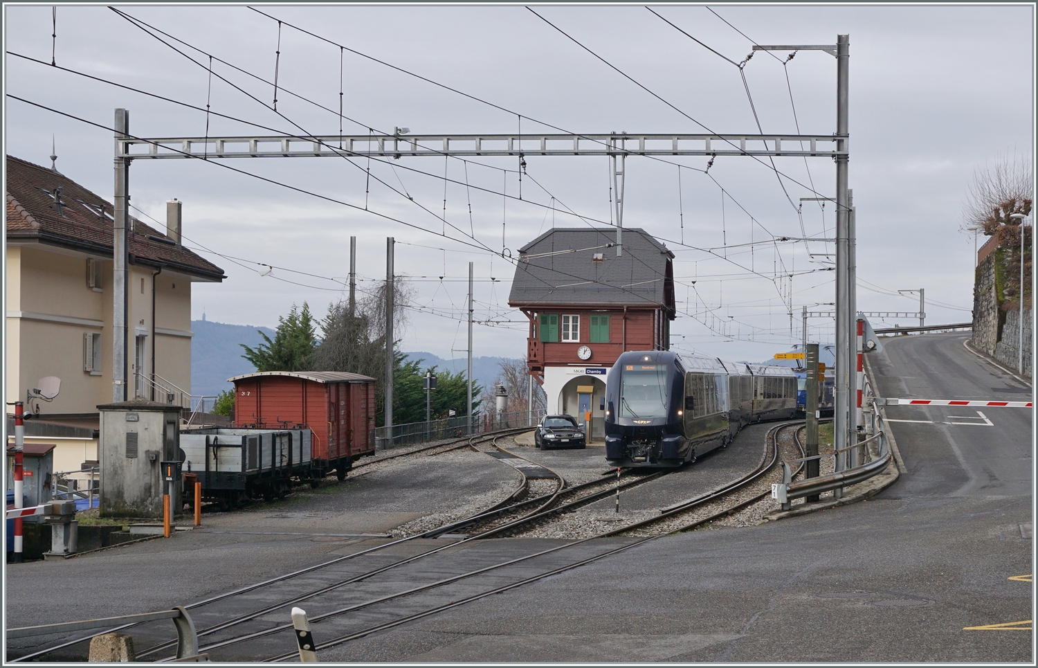 Während links im Bild der CEV Gk 37 und ein offener Güterwagen zu sehen sind, verlässt der MOB GoldenPass Express 4065 von Interlaken Ost nach Montreux den schmucken Bahnhof von Chamby, wo kurz auf einen Gegenzug zu warten war. 4. Januar 2023