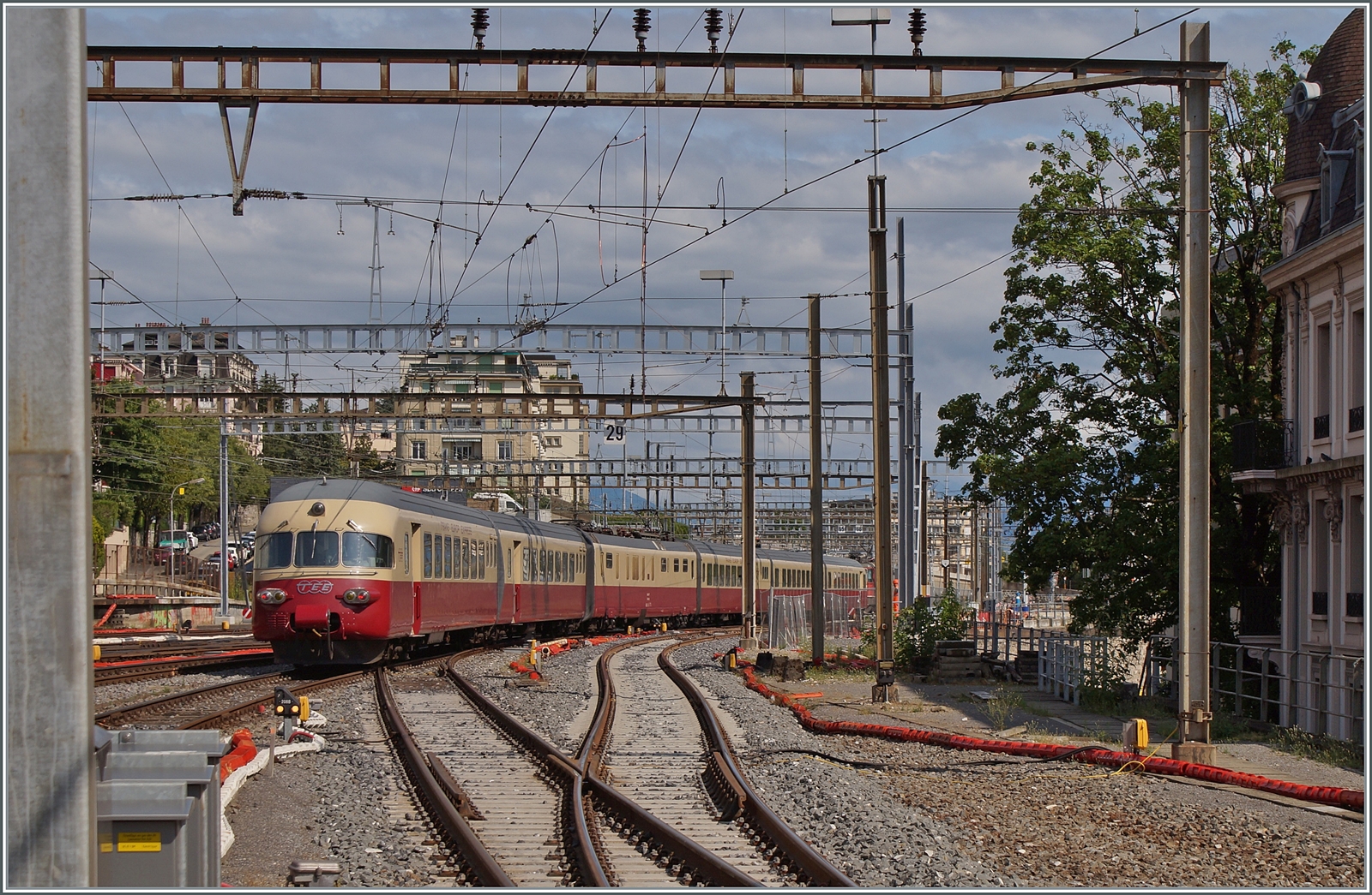 Was für ein prachtvoller Zug: Der SBB RAe 1053 verlässt Lausanne in Richtung Montreux. Vor vielen Jahren waren die RAe 1053 täglich in Lausanne als TEE Cisaplino (Milano - Paris - Milano) zu erleben und später als  Graue Maus  im EC Verkehr Milano - Genève - Milano. Mittlerweile bekommt man die edlen Züge hier nur sehr selten zu sehen, dies ist auch der Grund, dass ich trotz ungünstigem Motiv und Fotostandort abgedrückt habe. Zudem habe habe ich erst kurz vor knapp von der Extrafahrt erfahren. Fotostandort: östlicher Punkt des Bahnsteig 7/8. 

5. Juli 2023 